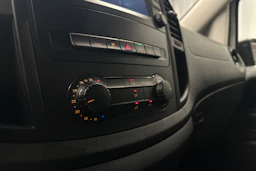 valkoinen Mercedes-Benz Vito 2023 kuva 15.
