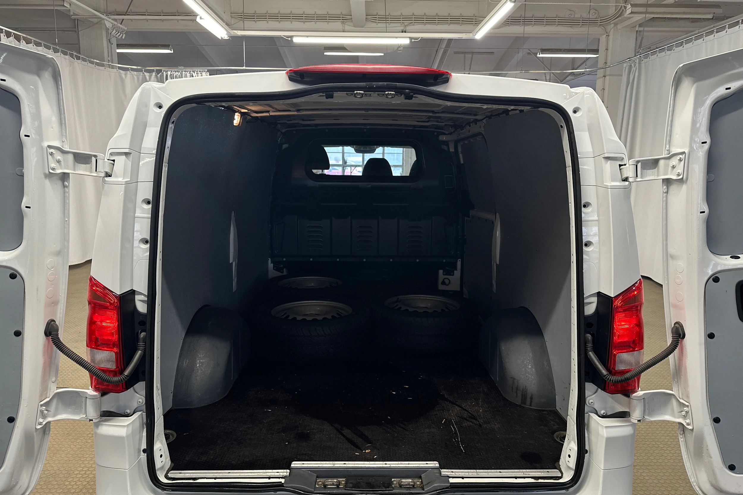 valkoinen Mercedes-Benz Vito 2023 kuva 18.