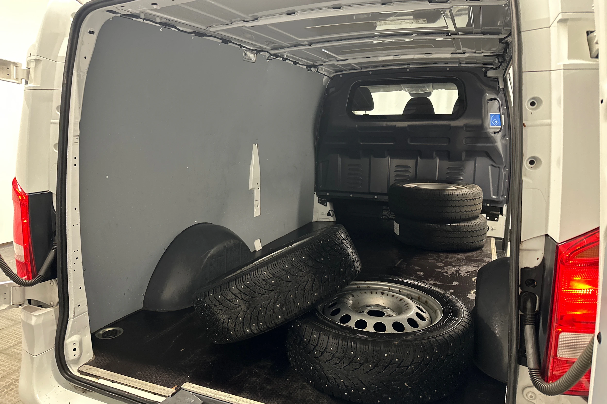 valkoinen Mercedes-Benz Vito 2023 kuva 24.