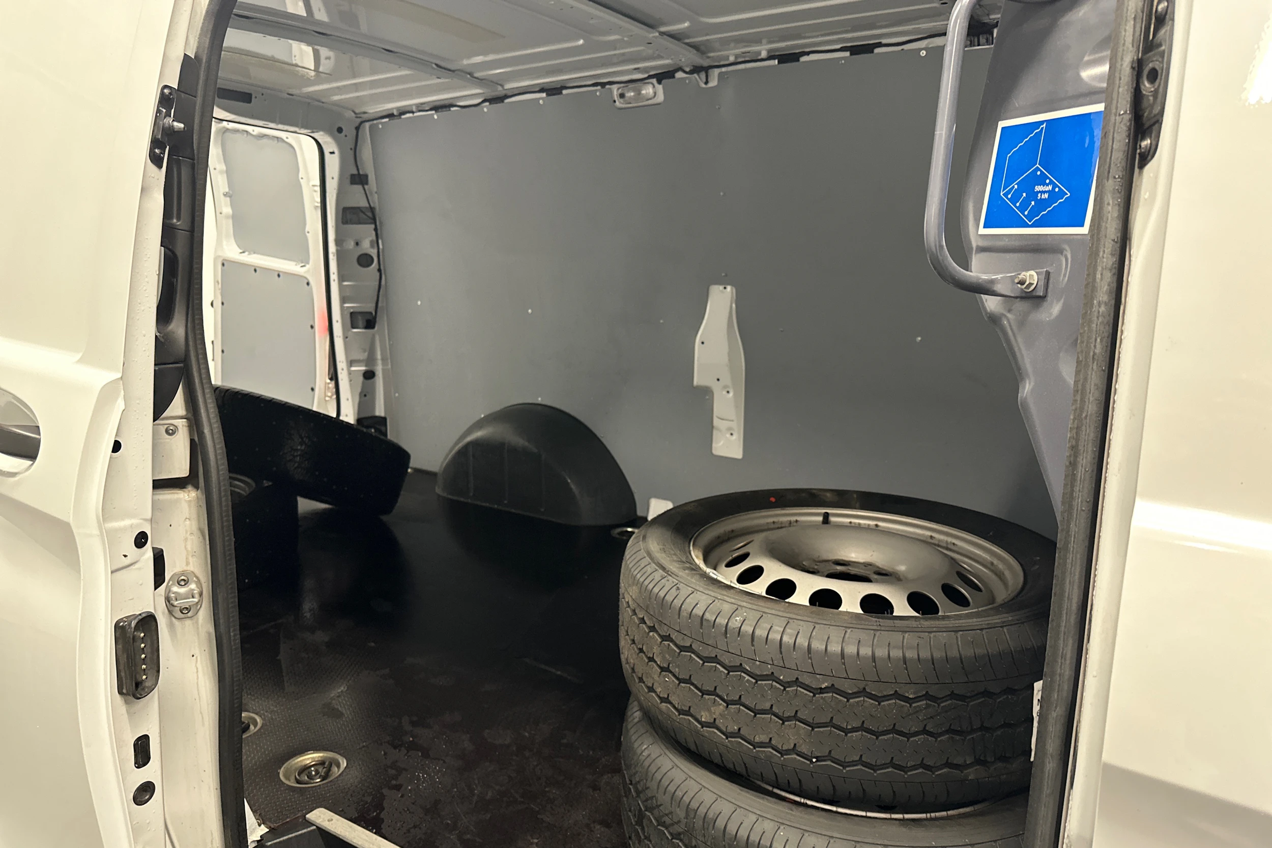 valkoinen Mercedes-Benz Vito 2023 kuva 25.