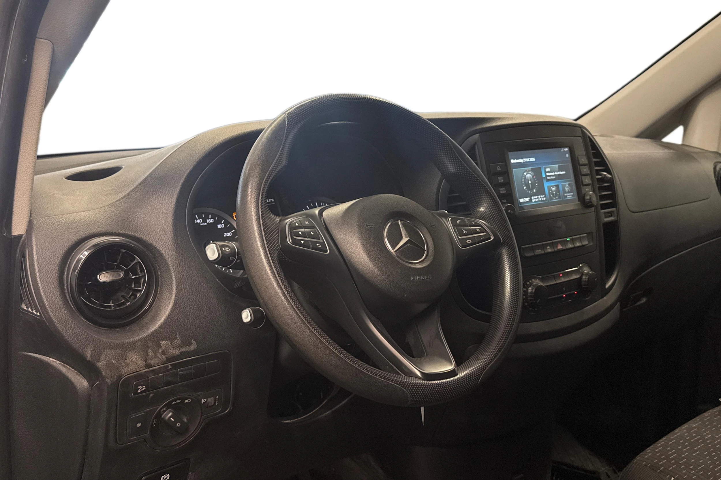 valkoinen Mercedes-Benz Vito 2023 kuva 3.