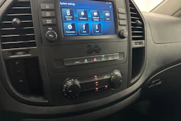 valkoinen Mercedes-Benz Vito 2023 kuva 21.