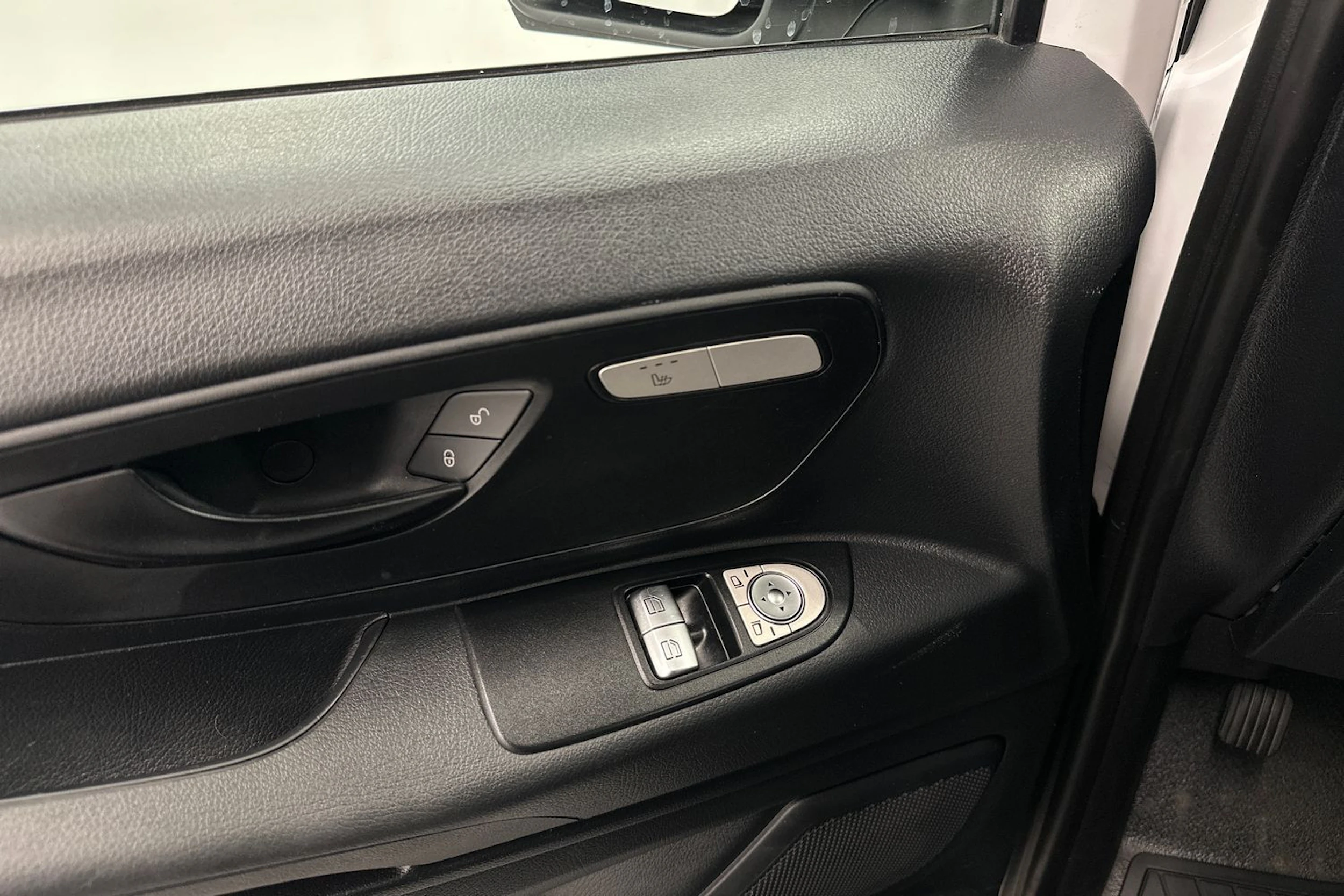 valkoinen Mercedes-Benz Vito 2023 kuva 23.