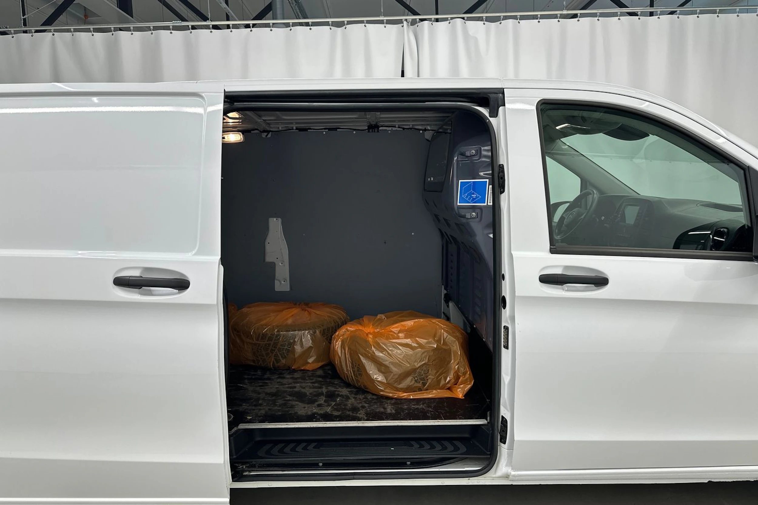 valkoinen Mercedes-Benz Vito 2023 kuva 24.