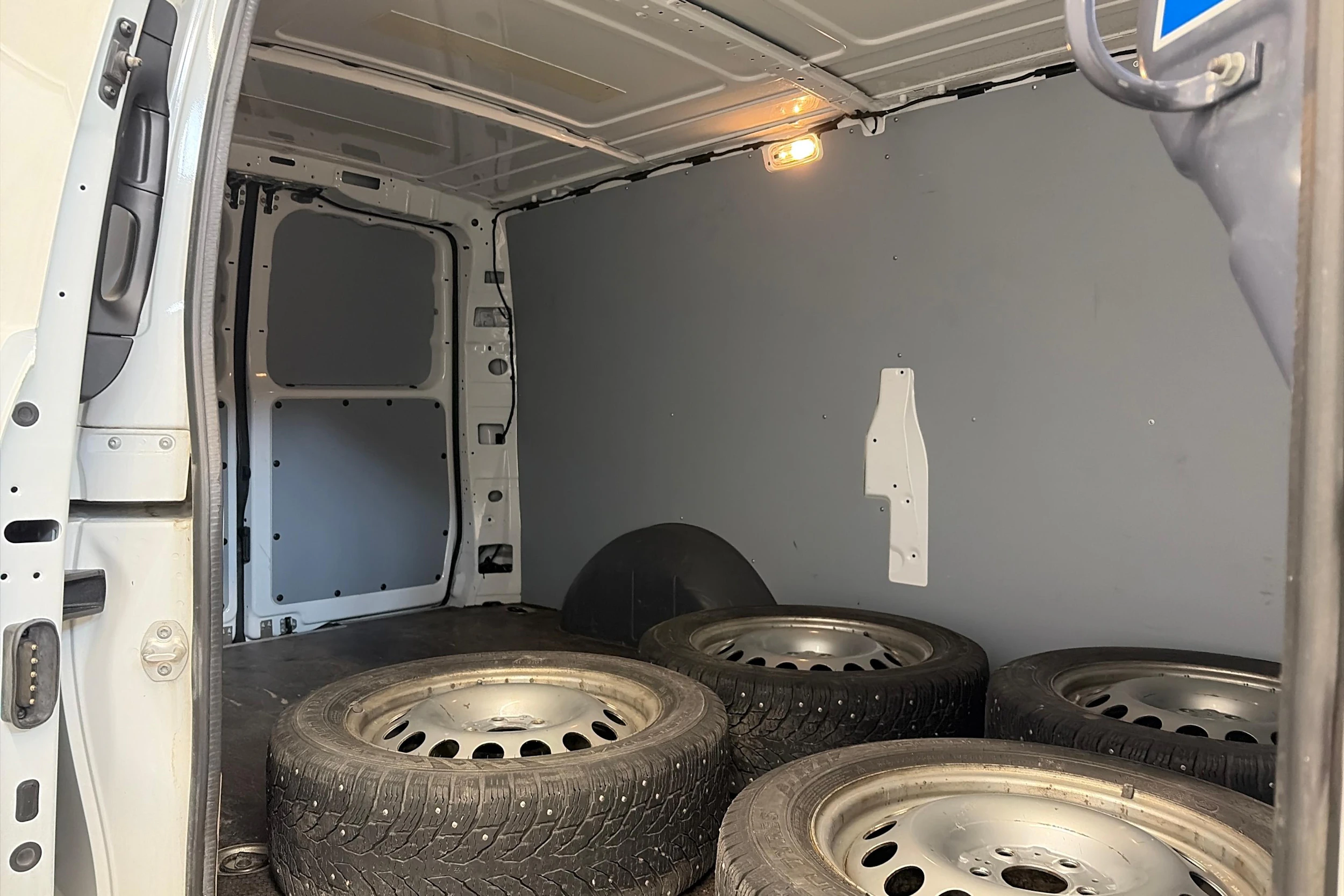 valkoinen Mercedes-Benz Vito 2023 kuva 9.