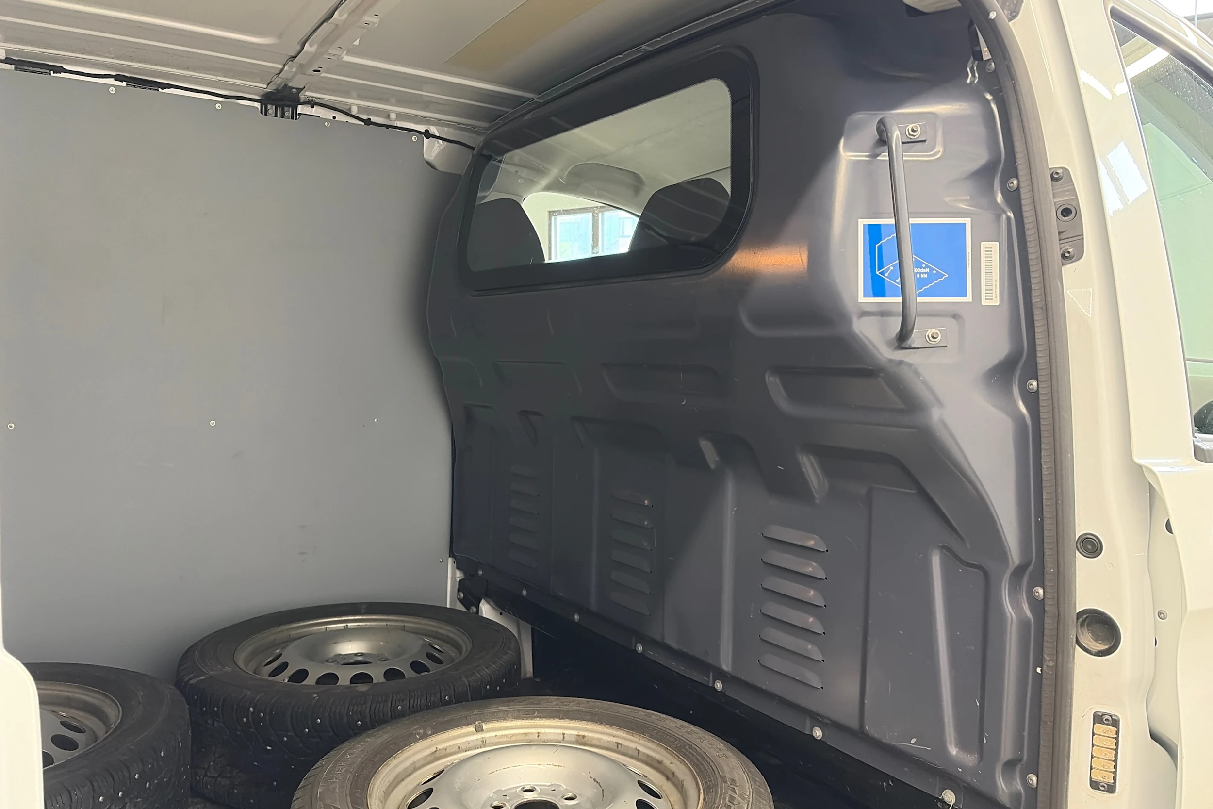 valkoinen Mercedes-Benz Vito 2023 kuva 10.