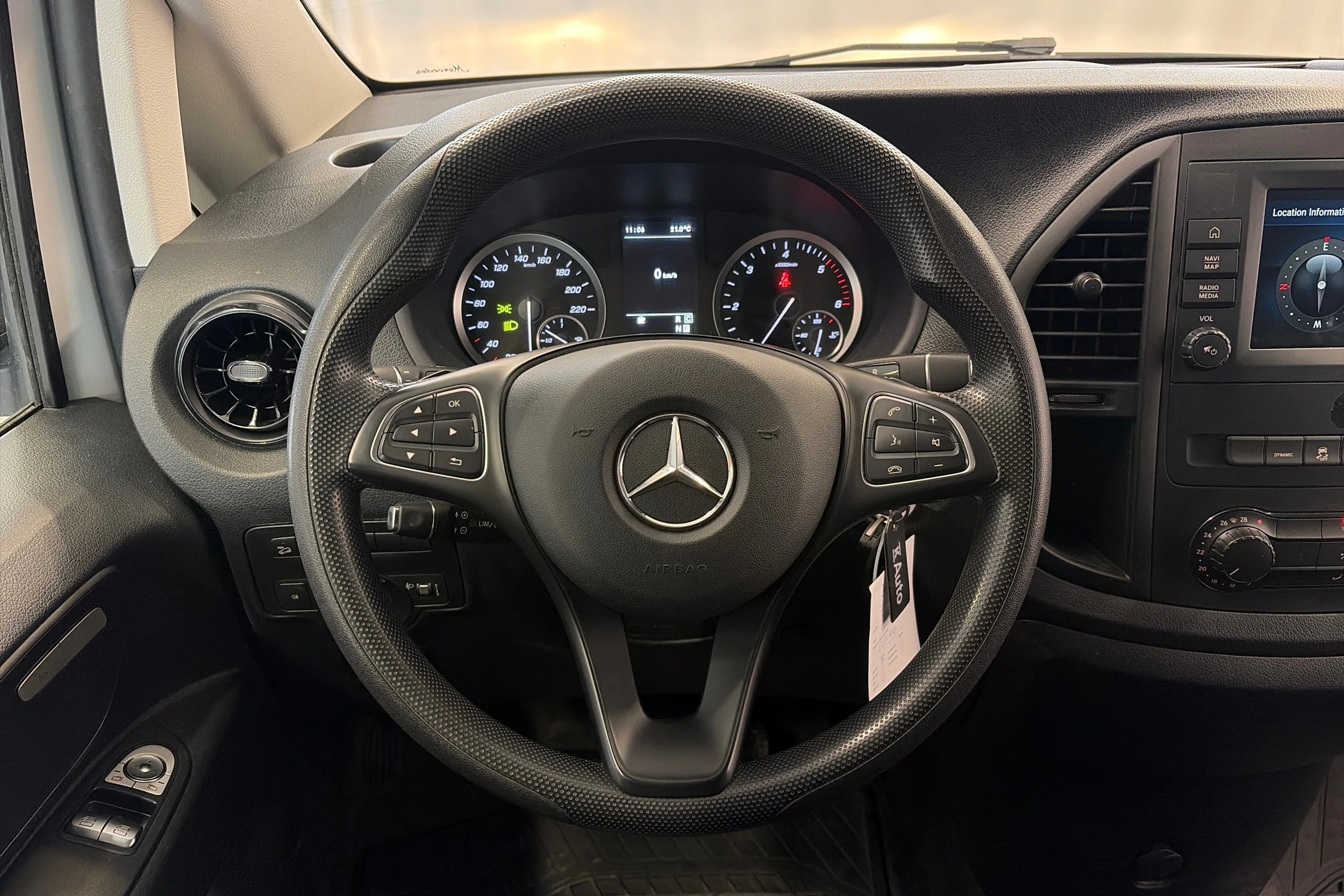 valkoinen Mercedes-Benz Vito 2023 kuva 15.