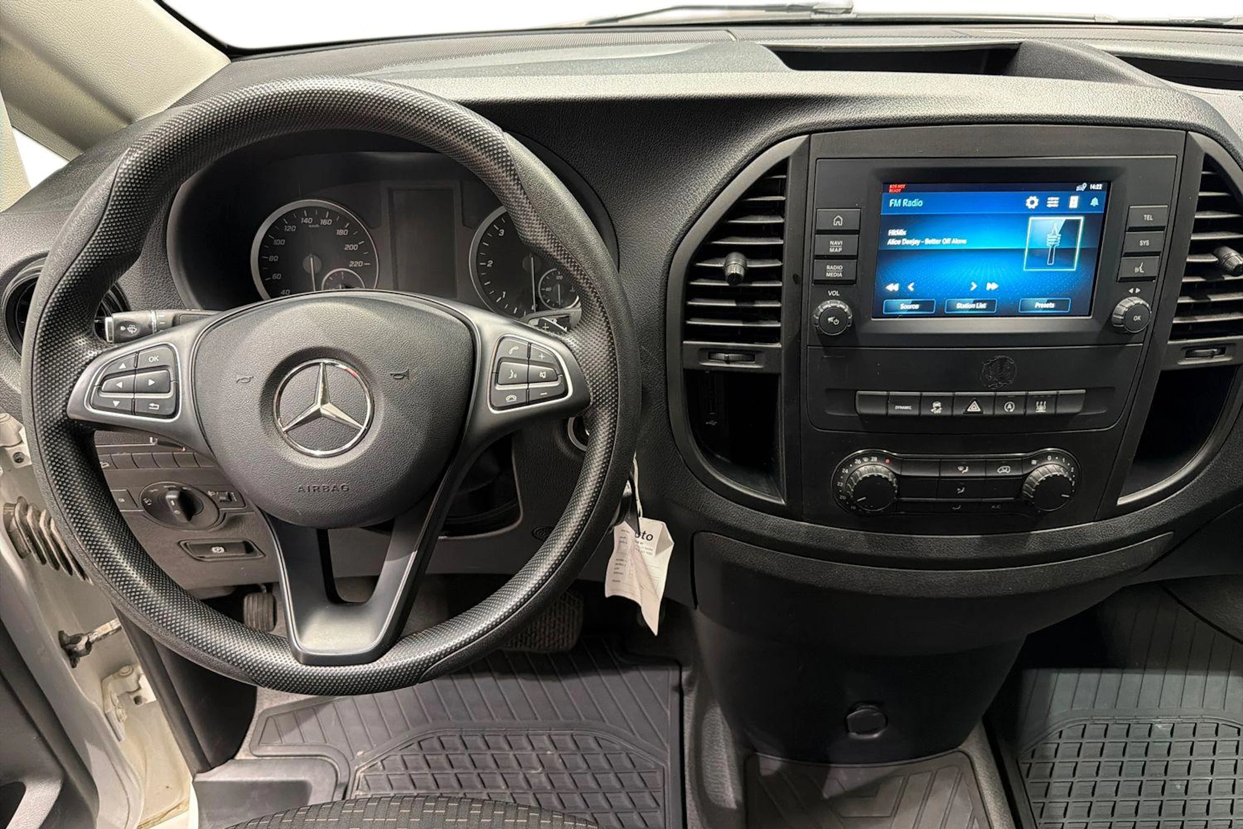 valkoinen Mercedes-Benz Vito 2023 kuva 9.