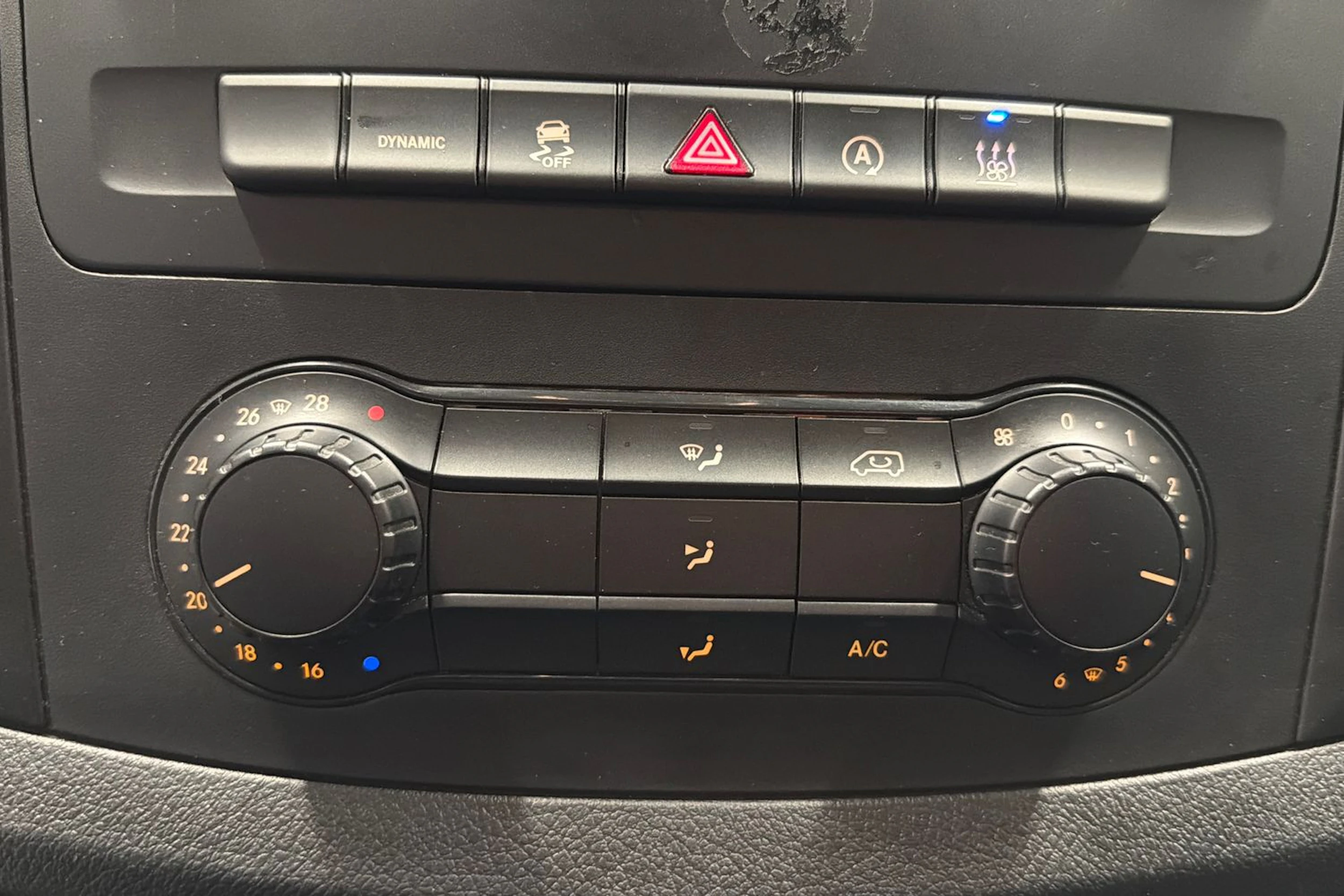 valkoinen Mercedes-Benz Vito 2023 kuva 18.