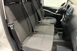 valkoinen Mercedes-Benz Vito 2023 kuva 19.