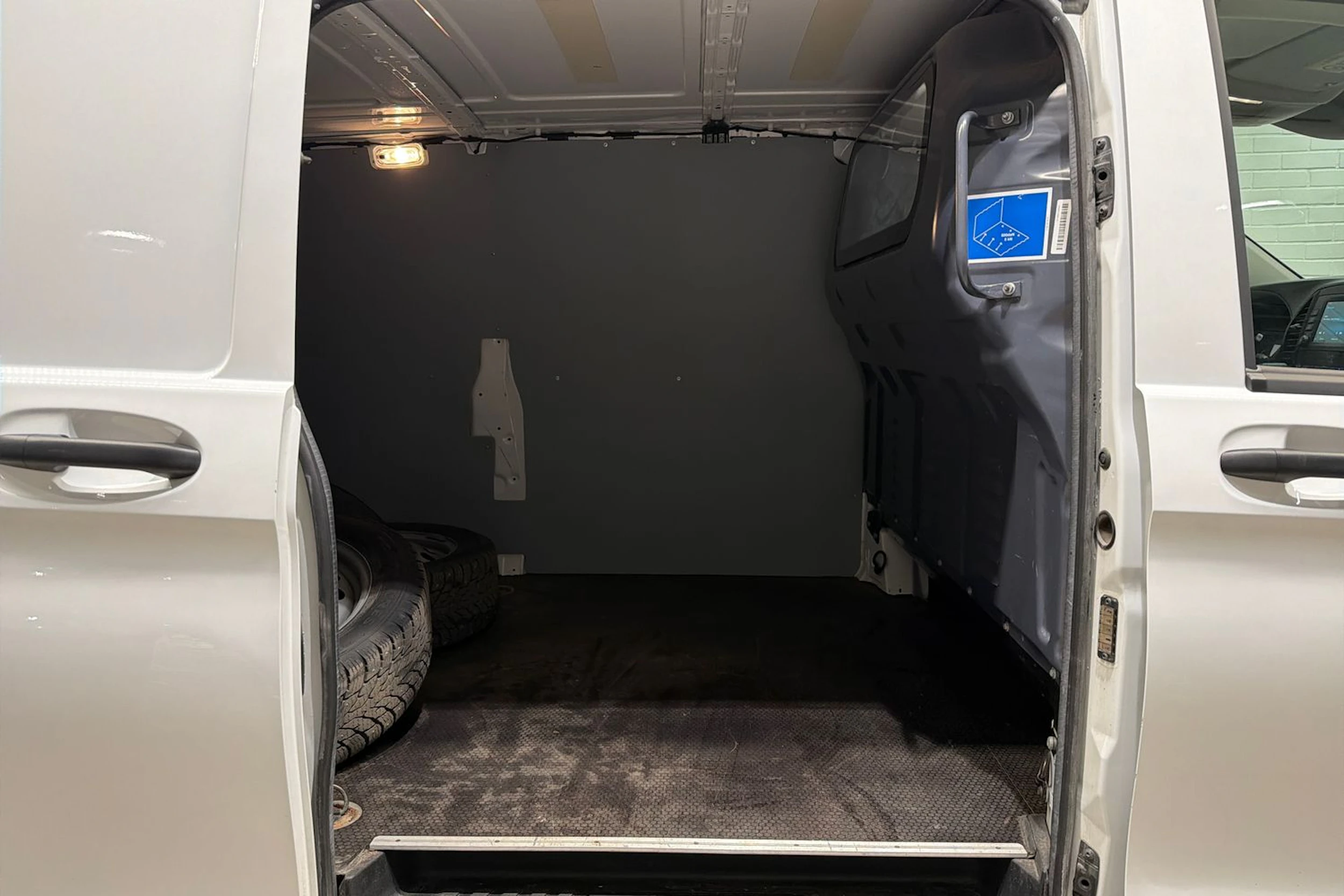 valkoinen Mercedes-Benz Vito 2023 kuva 20.