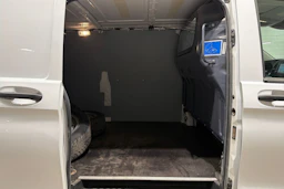 valkoinen Mercedes-Benz Vito 2023 kuva 20.