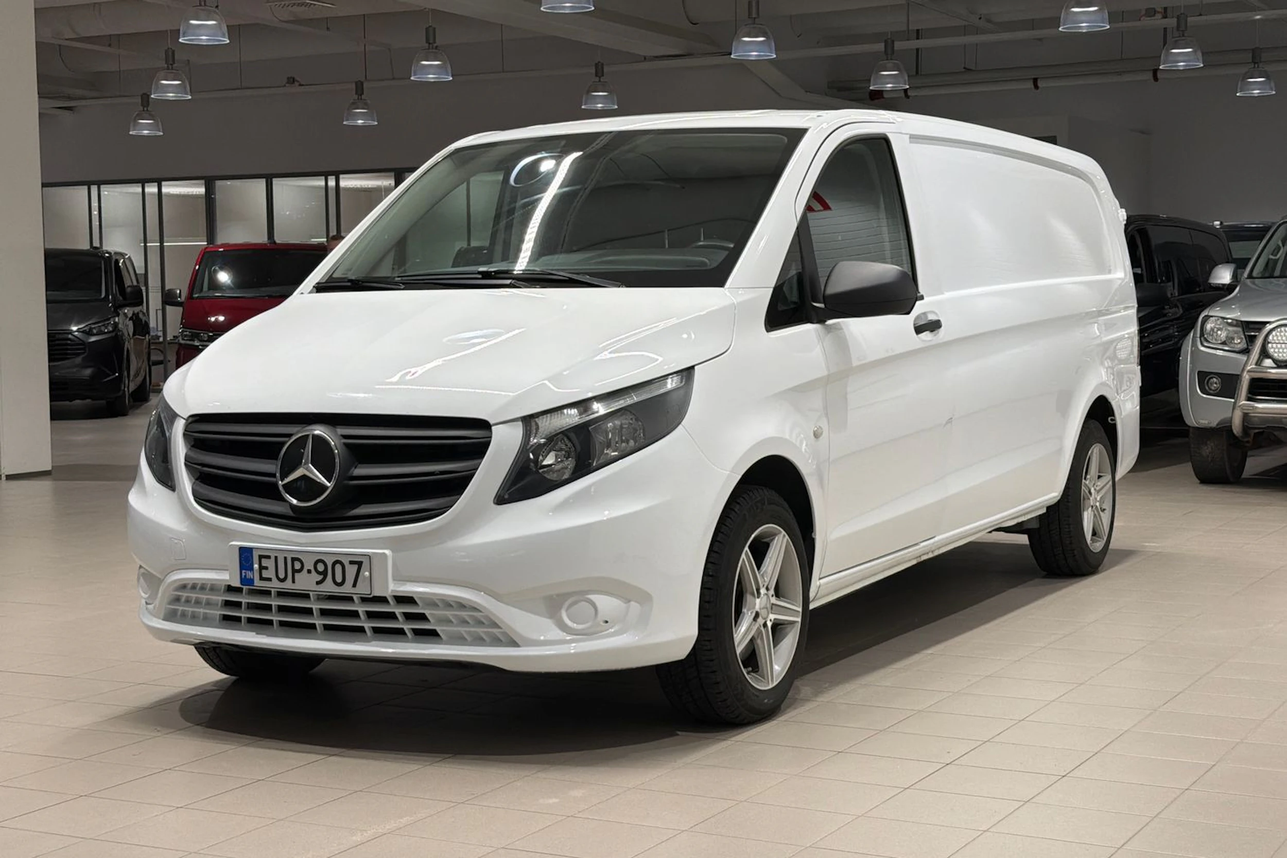 valkoinen Mercedes-Benz Vito 2023 kuva 25.