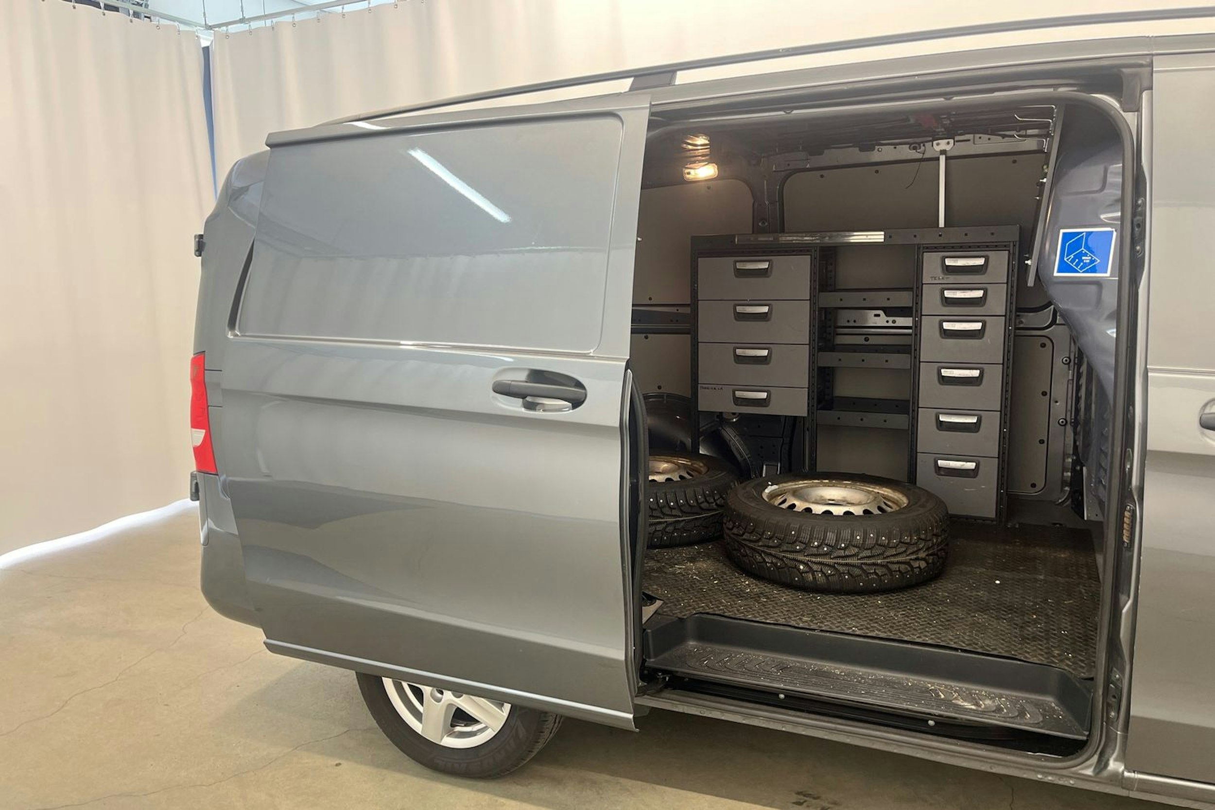 harmaa Mercedes-Benz Vito 2023 kuva 13.