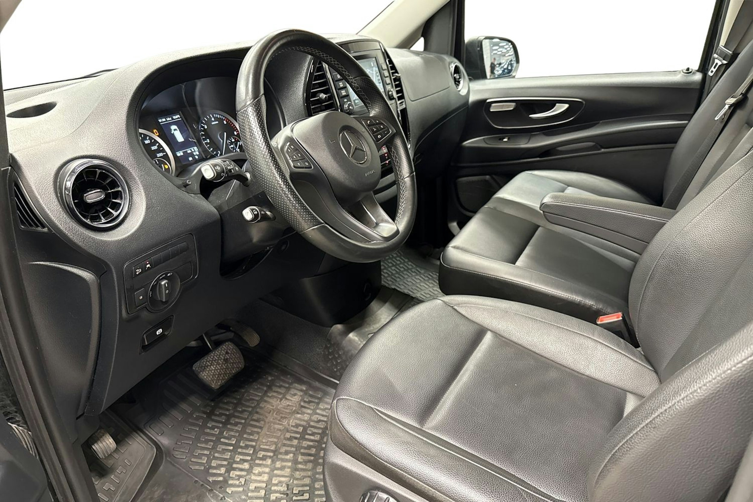 musta Mercedes-Benz Vito 2023 kuva 7.
