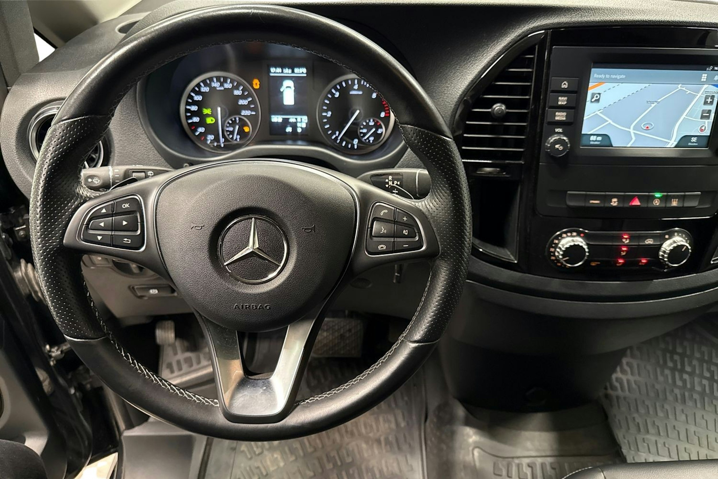 musta Mercedes-Benz Vito 2023 kuva 9.