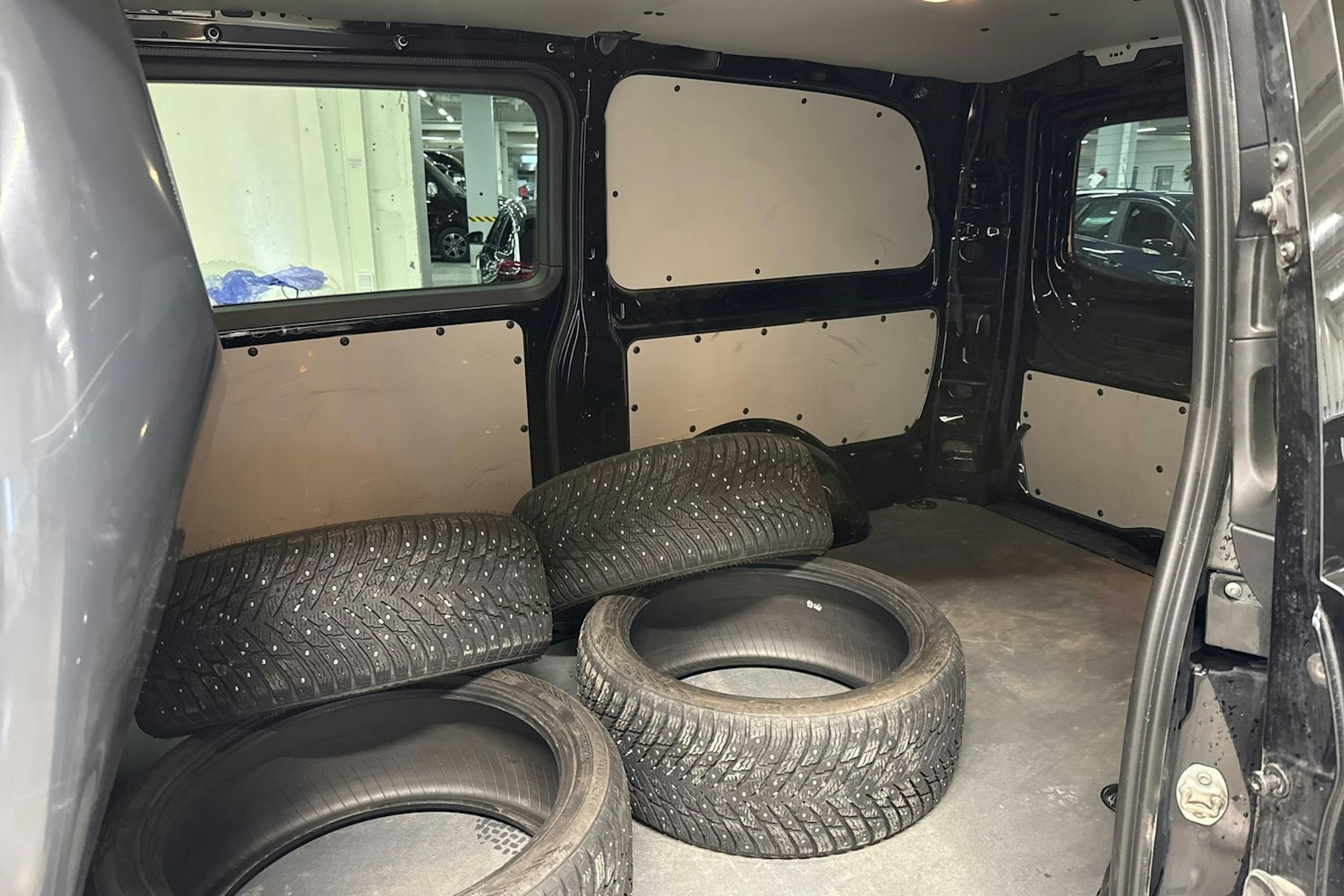 musta Mercedes-Benz Vito 2023 kuva 15.