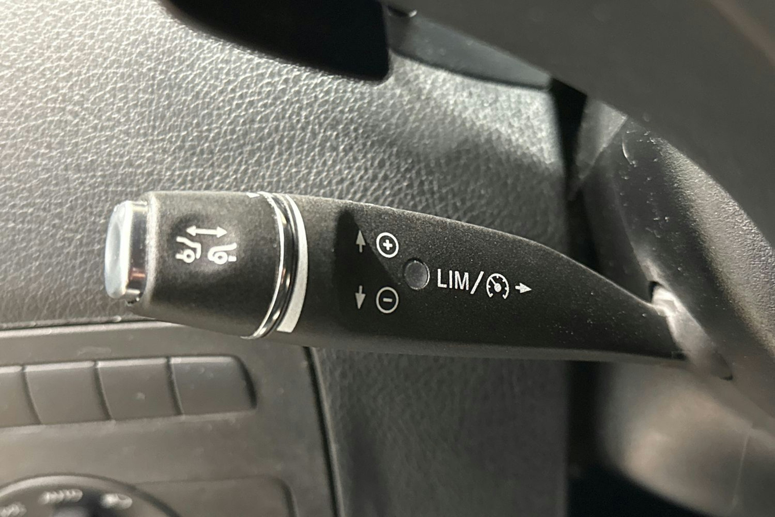 musta Mercedes-Benz Vito 2023 kuva 18.