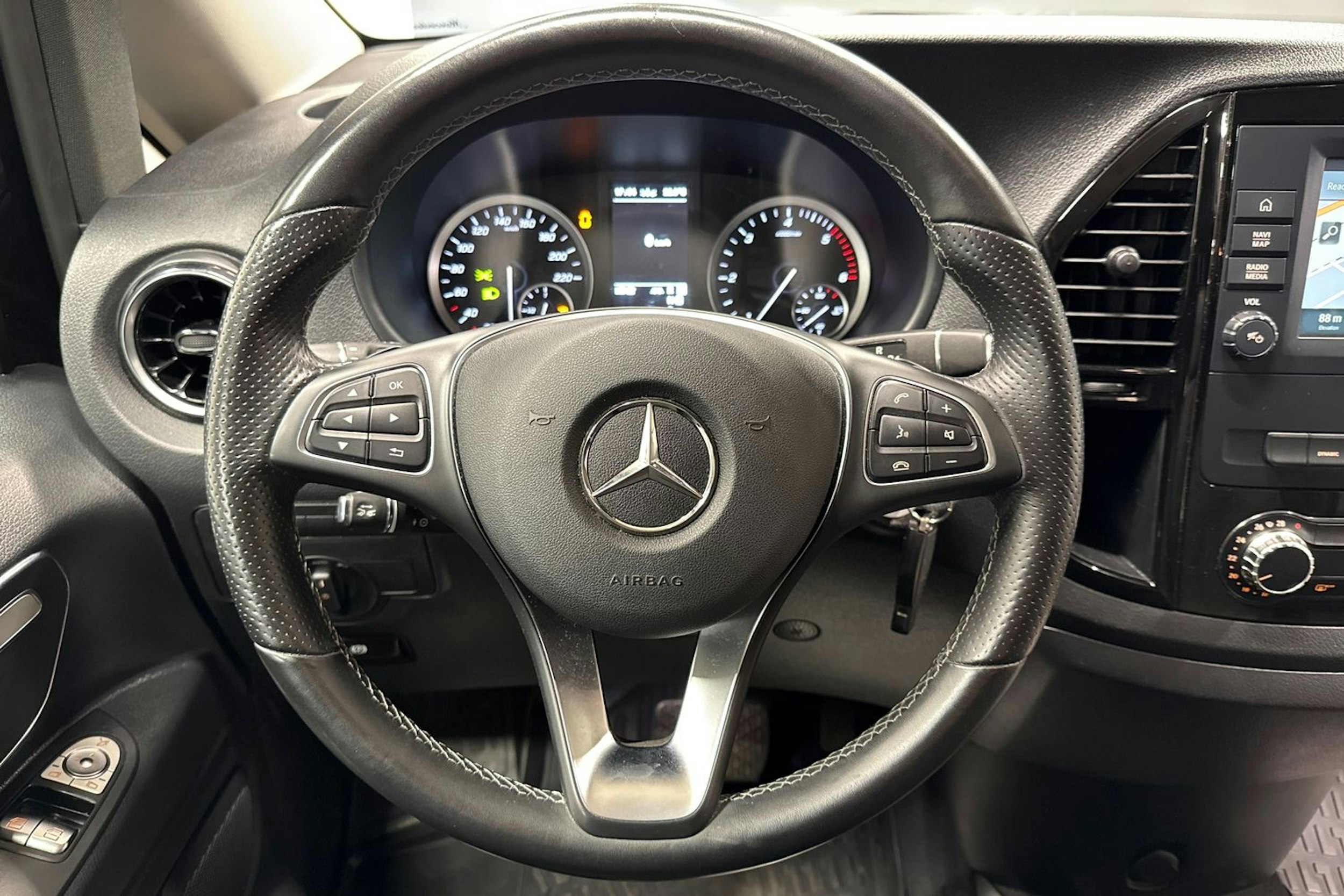 musta Mercedes-Benz Vito 2023 kuva 19.