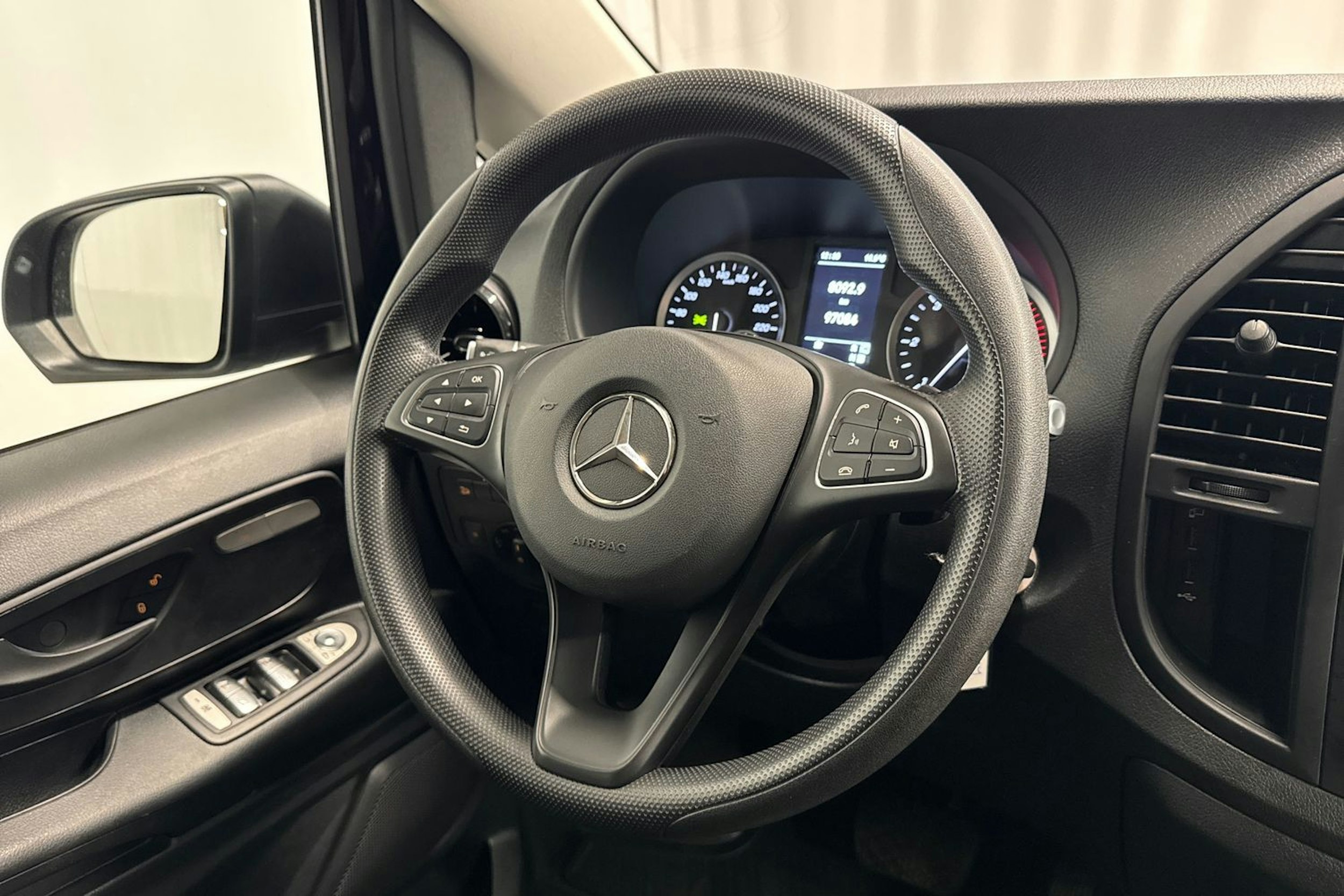 musta Mercedes-Benz Vito 2023 kuva 16.