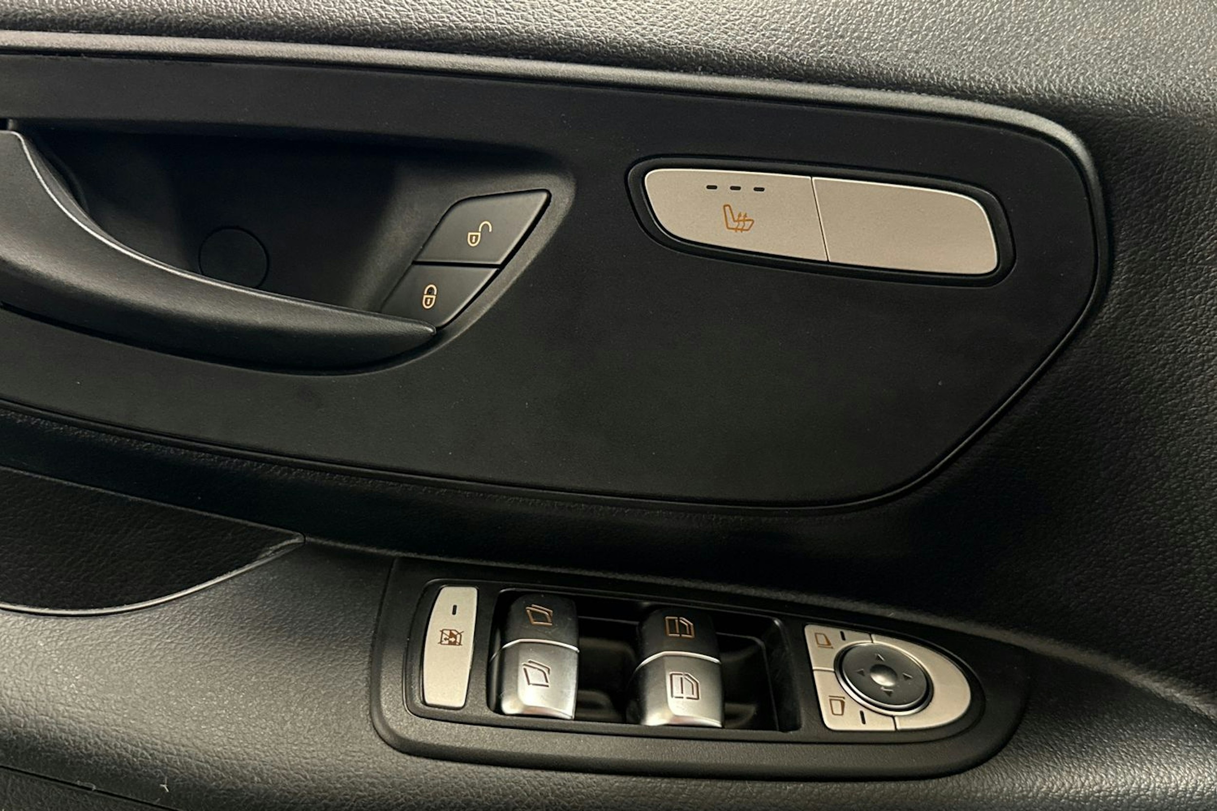 musta Mercedes-Benz Vito 2023 kuva 26.