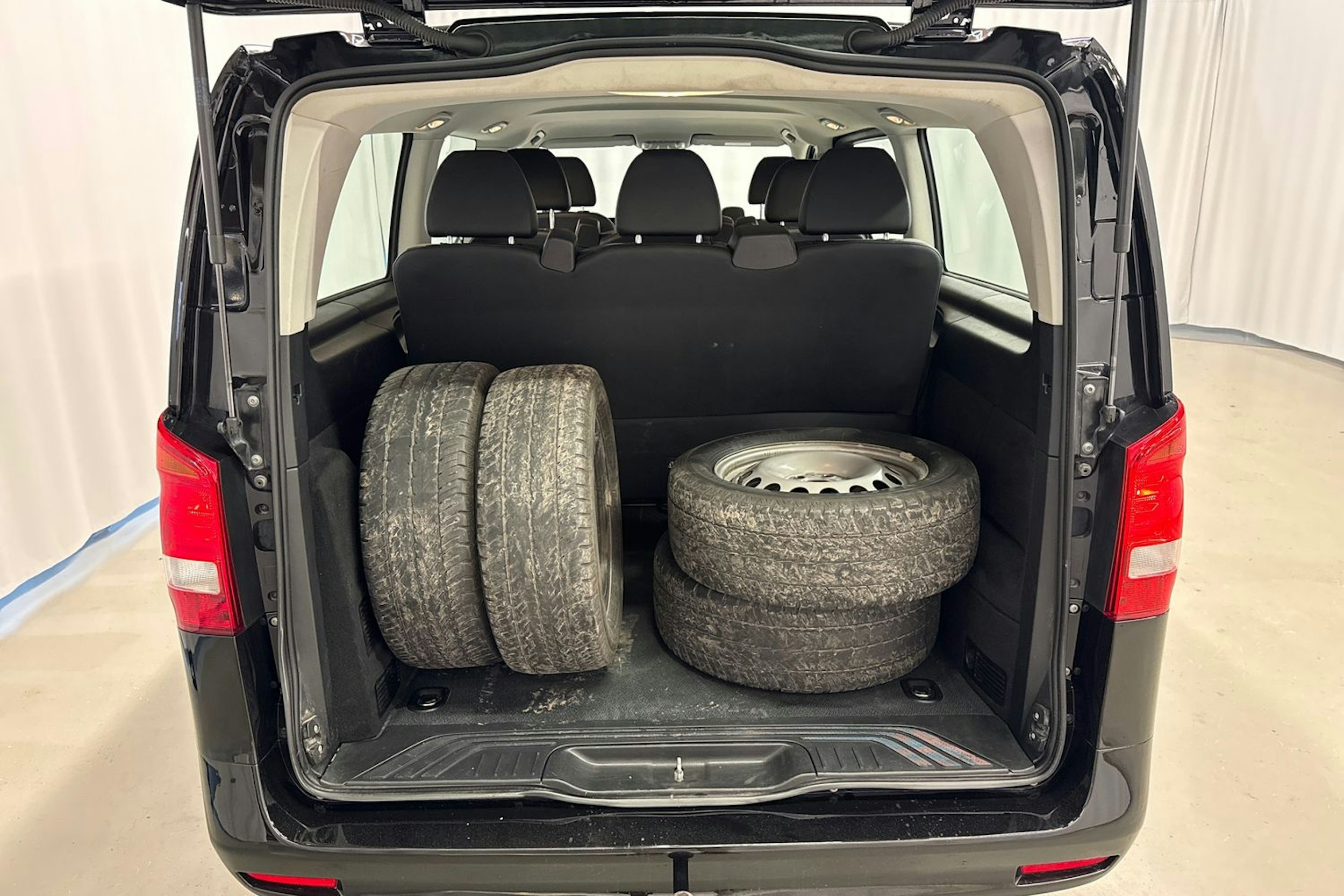 musta Mercedes-Benz Vito 2023 kuva 28.