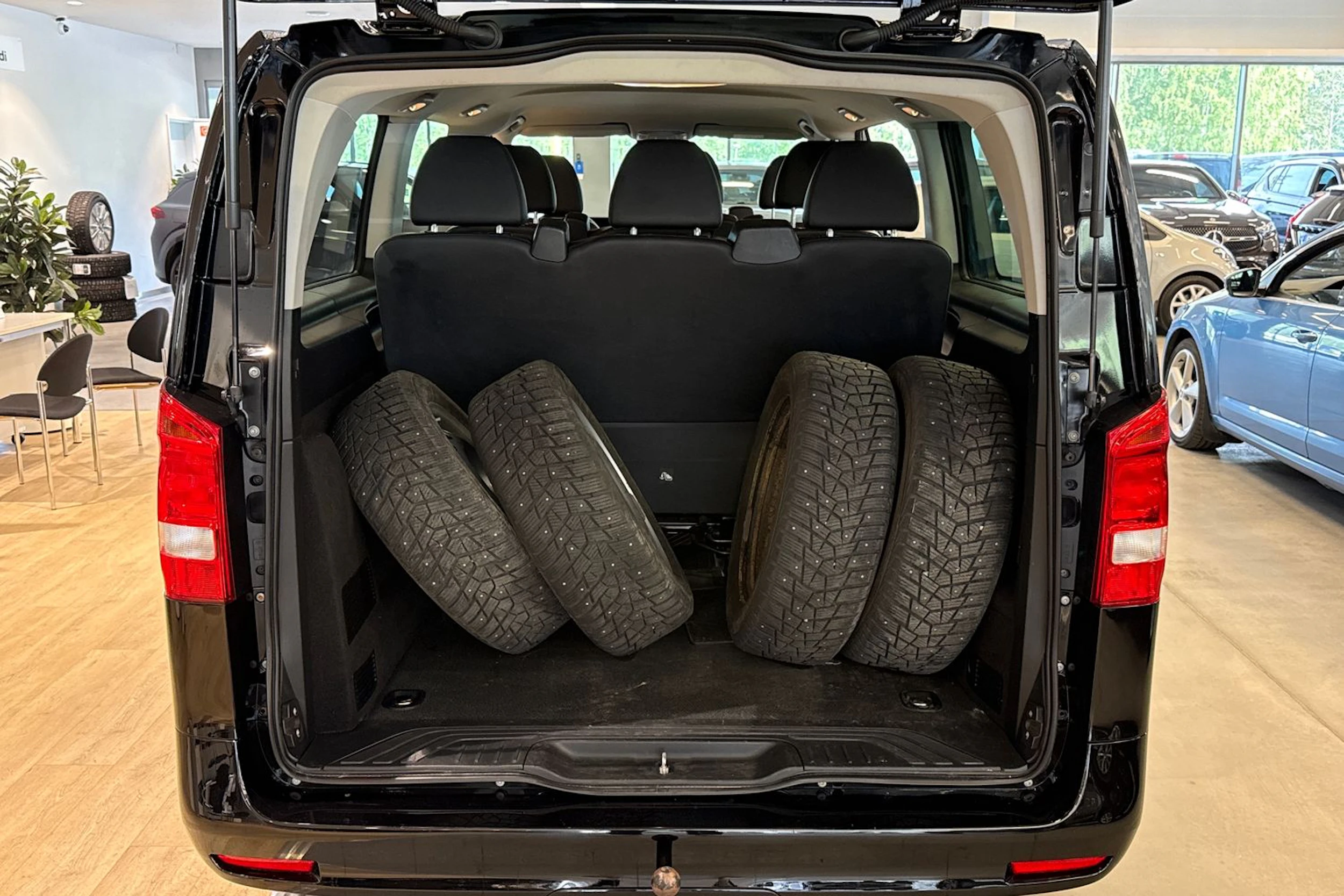 musta Mercedes-Benz Vito 2023 kuva 19.