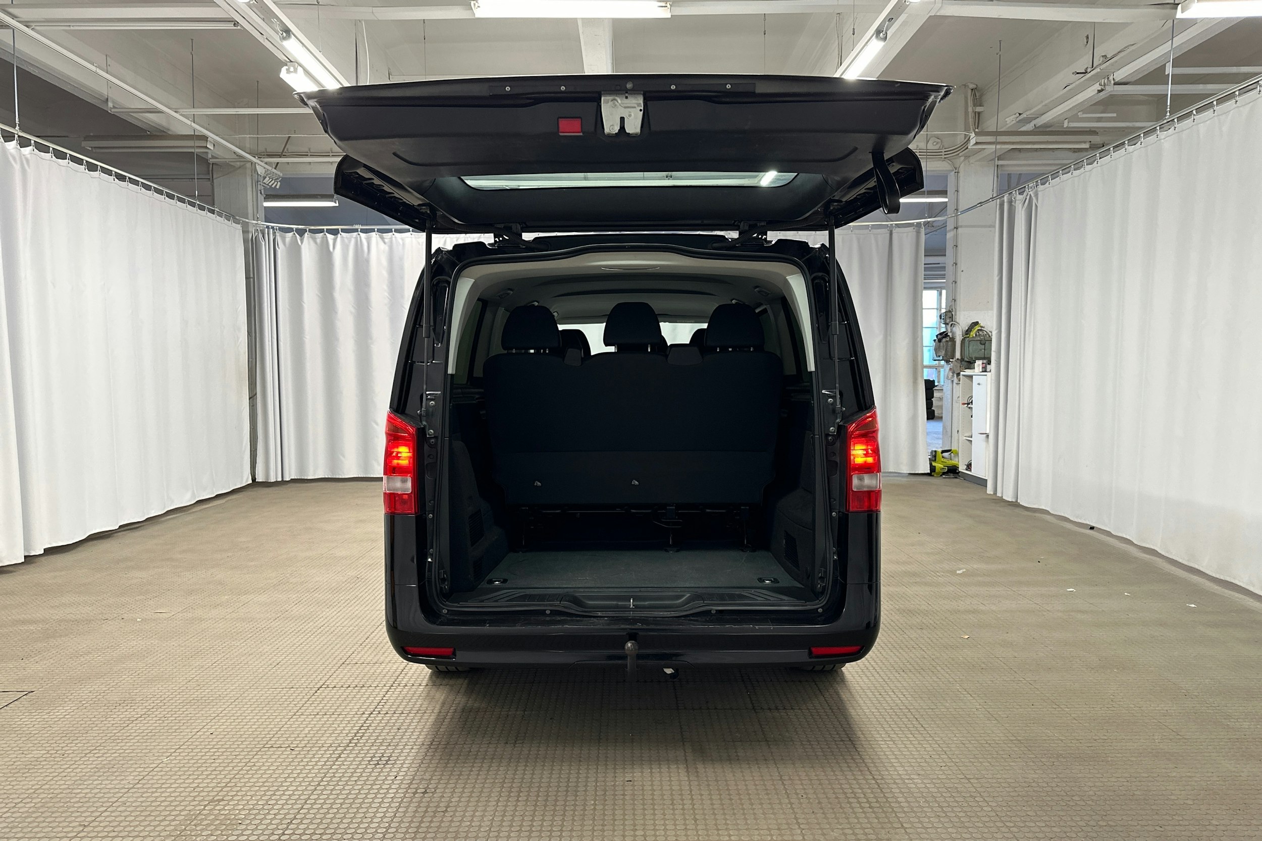 musta Mercedes-Benz Vito 2023 kuva 11.