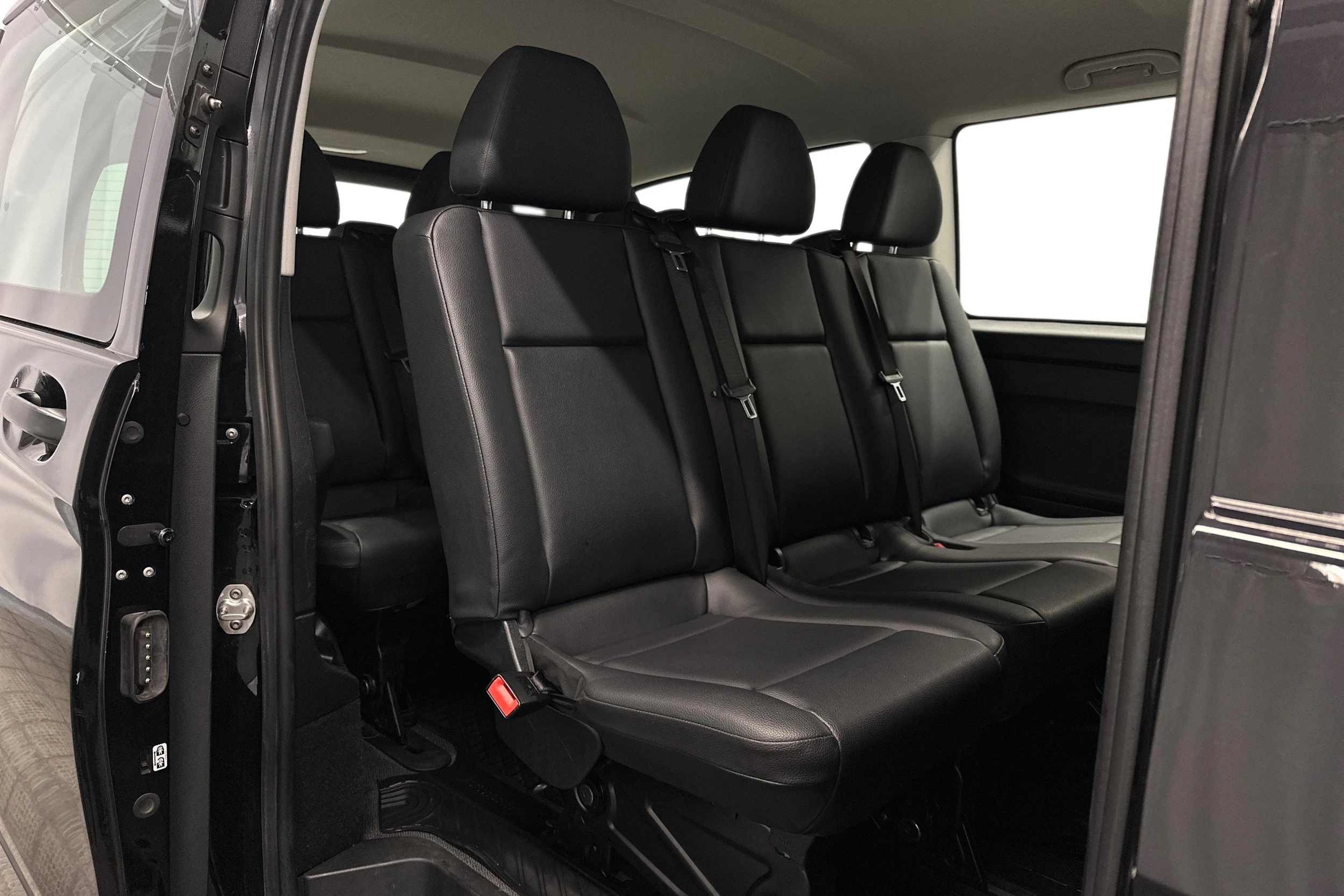 musta Mercedes-Benz Vito 2023 kuva 8.