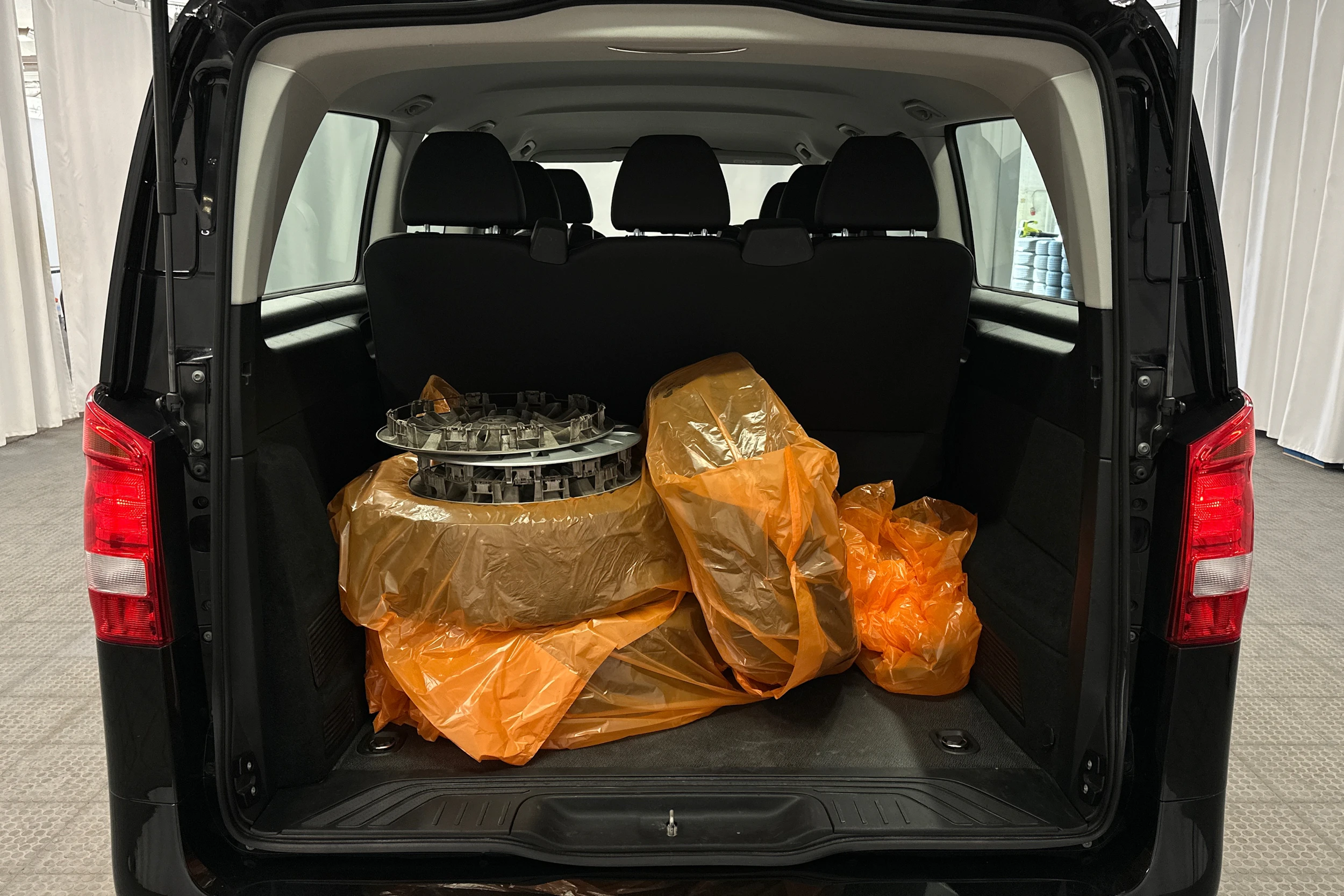 musta Mercedes-Benz Vito 2023 kuva 11.