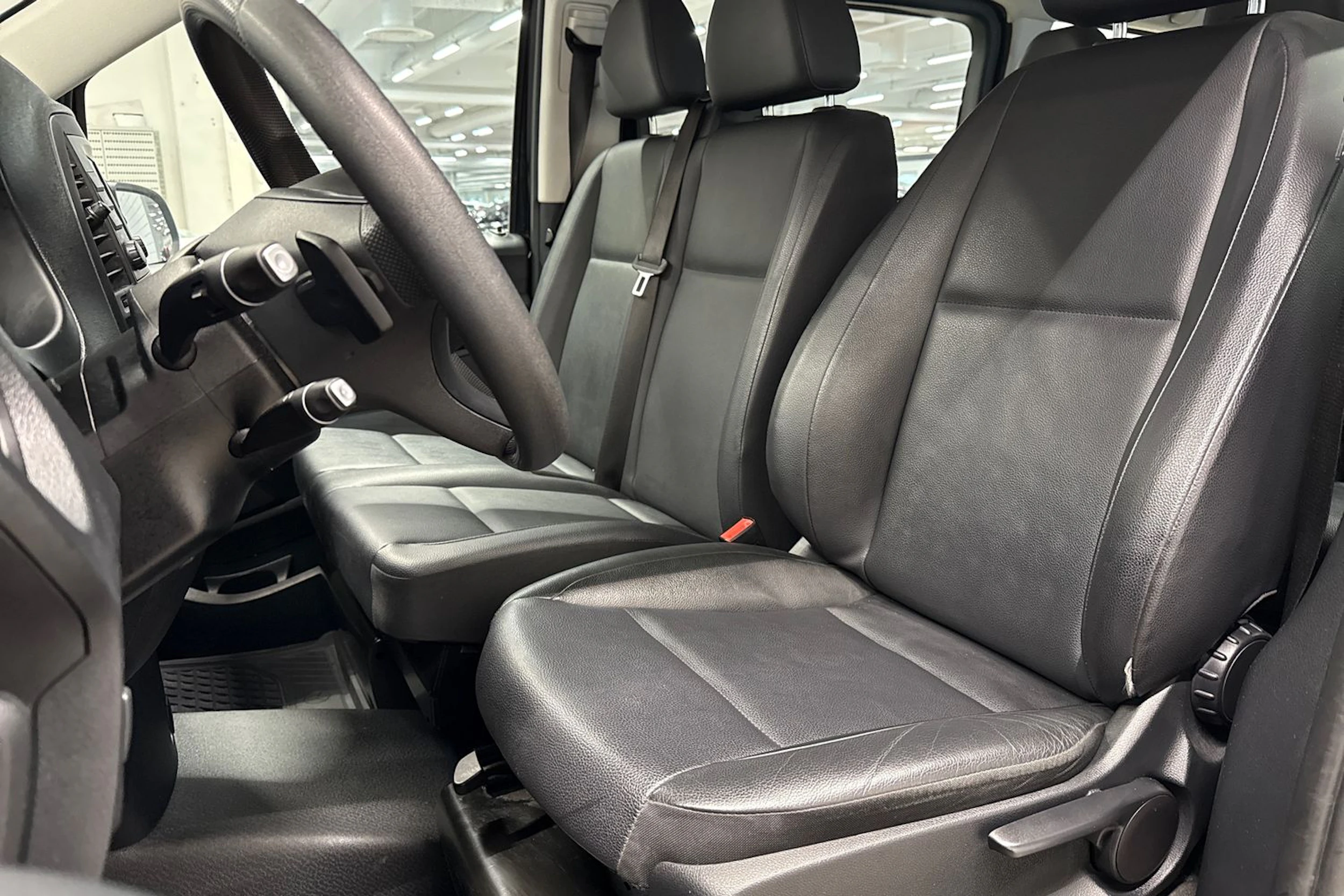 musta Mercedes-Benz Vito 2023 kuva 17.
