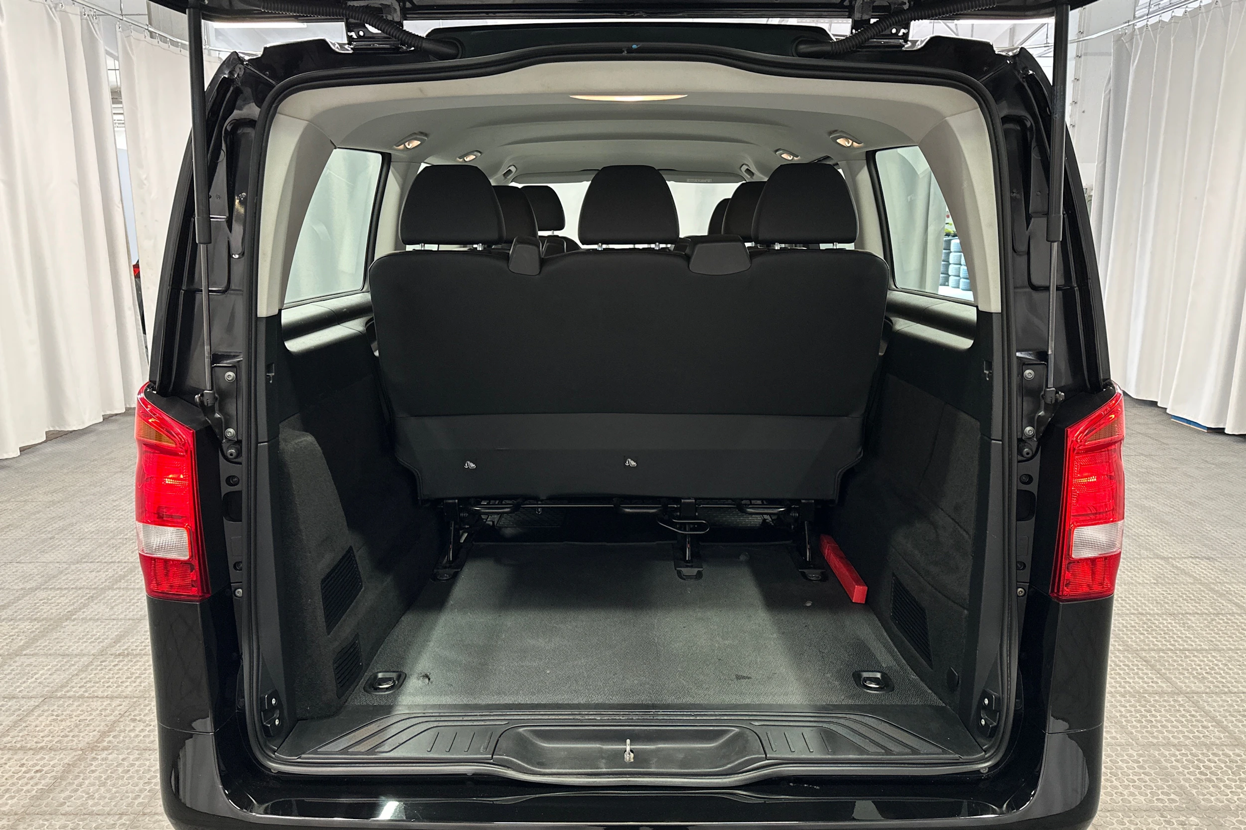 musta Mercedes-Benz Vito 2023 kuva 11.