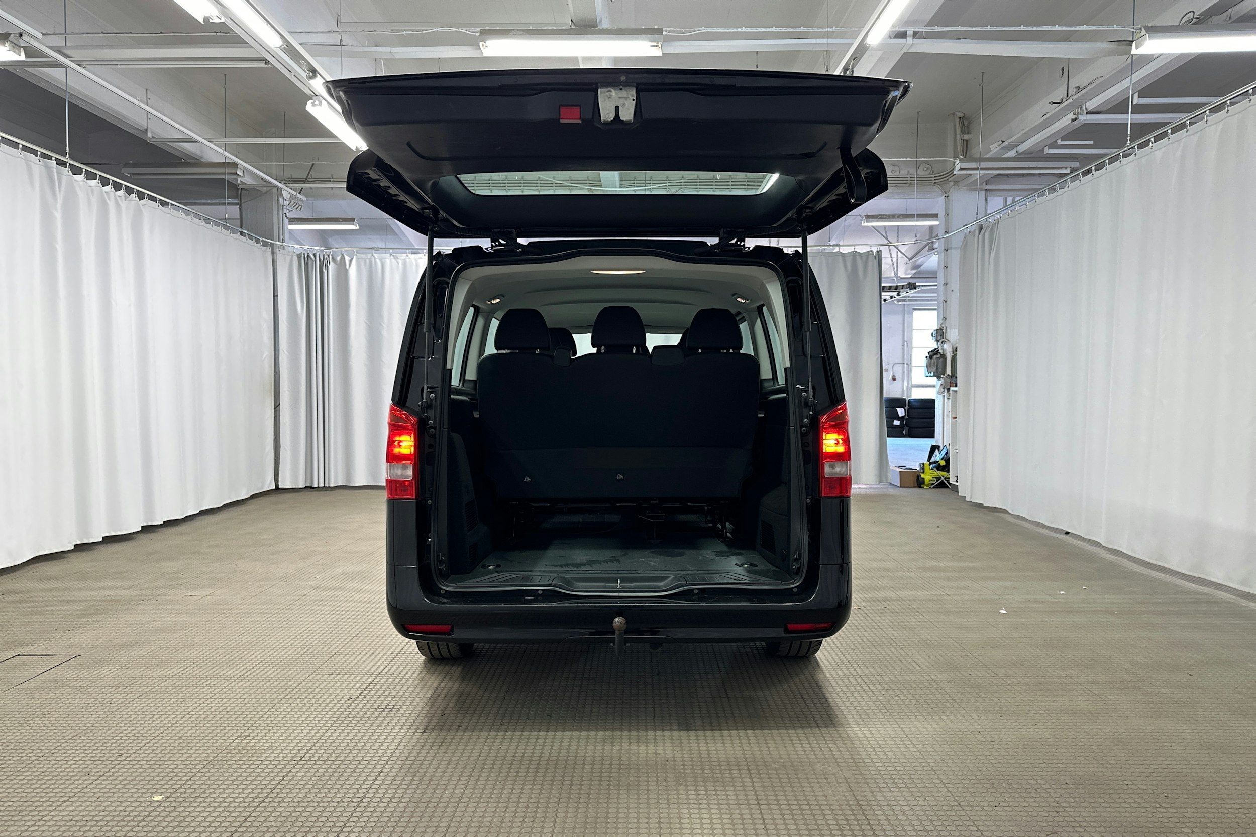 musta Mercedes-Benz Vito 2023 kuva 11.
