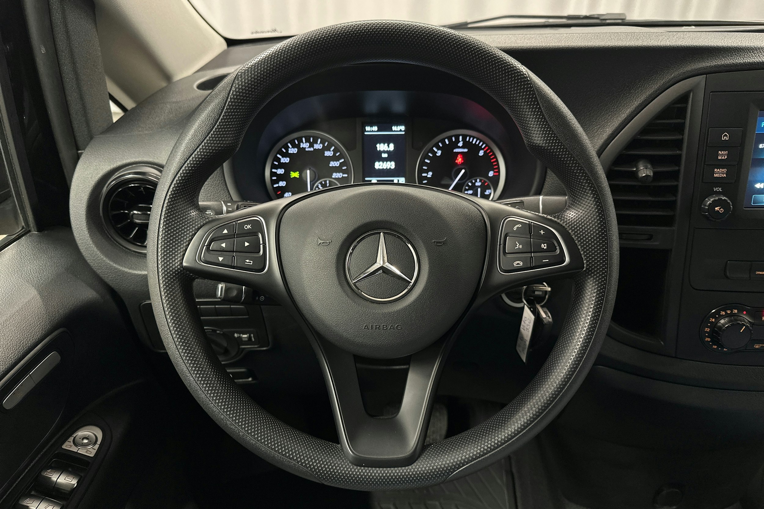 musta Mercedes-Benz Vito 2023 kuva 15.