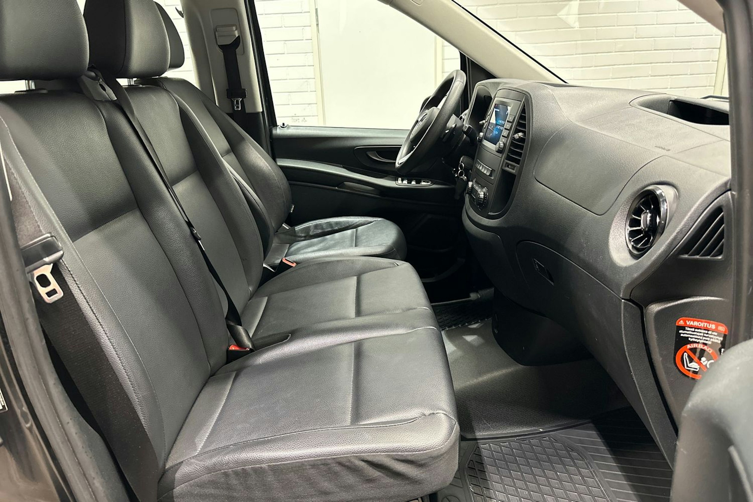 musta Mercedes-Benz Vito 2023 kuva 25.