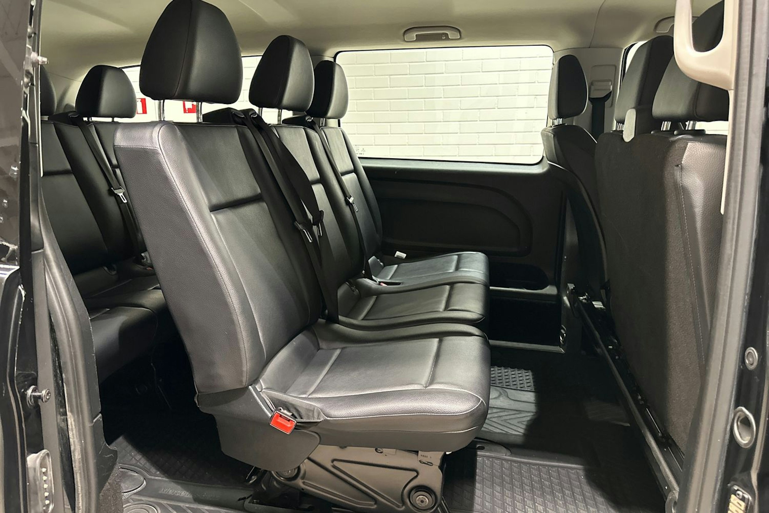 musta Mercedes-Benz Vito 2023 kuva 26.