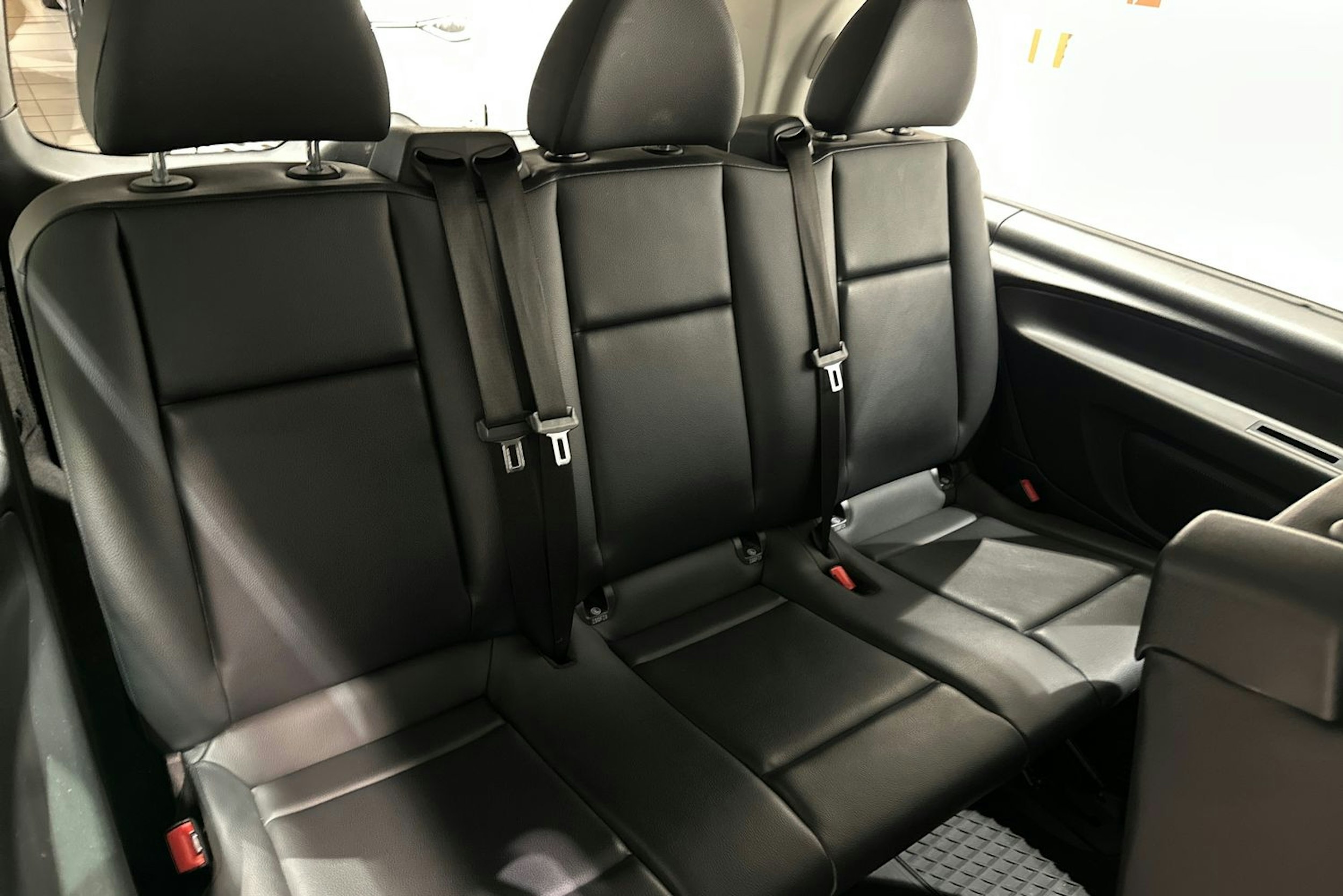musta Mercedes-Benz Vito 2023 kuva 28.