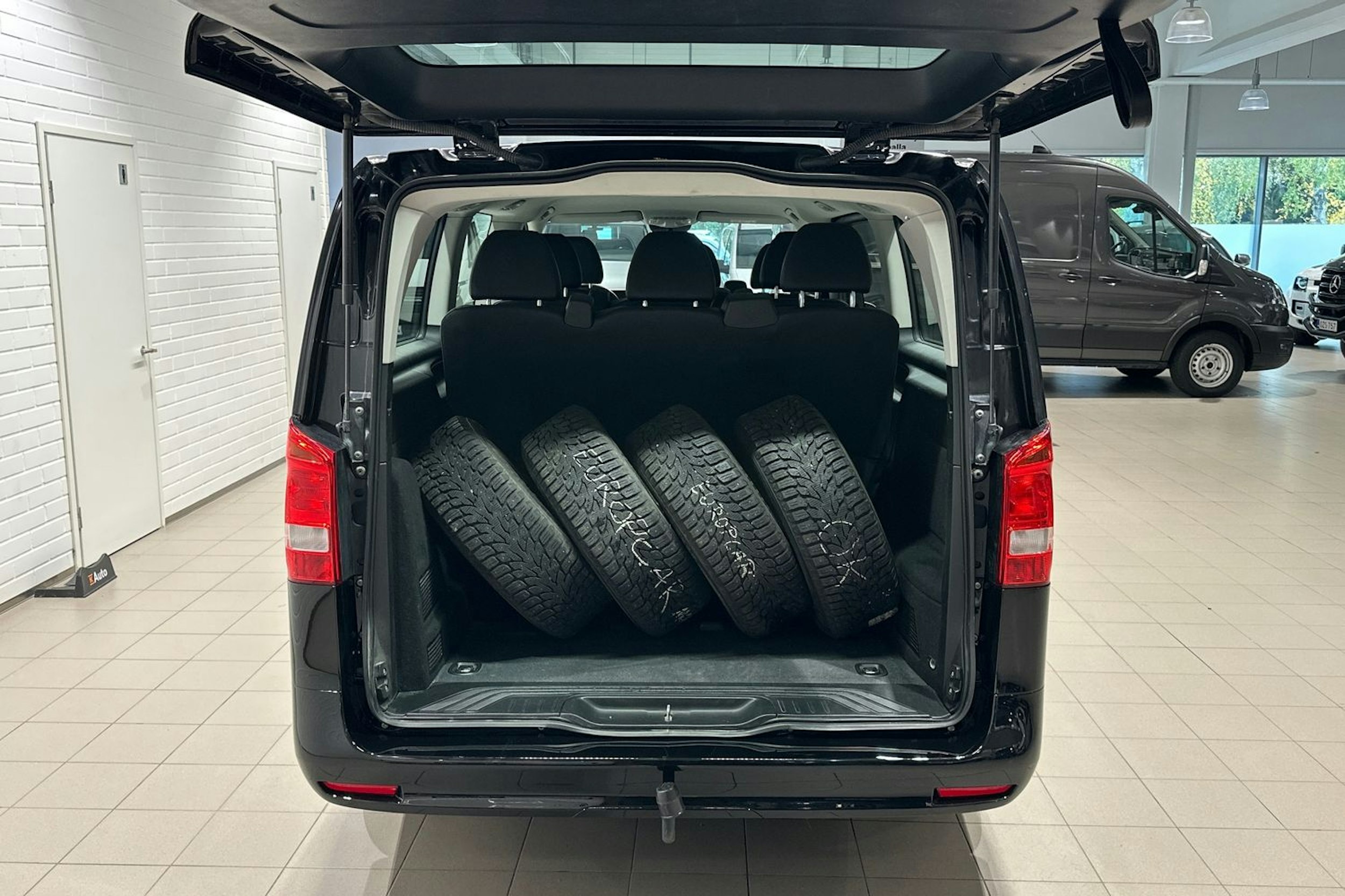 musta Mercedes-Benz Vito 2023 kuva 30.