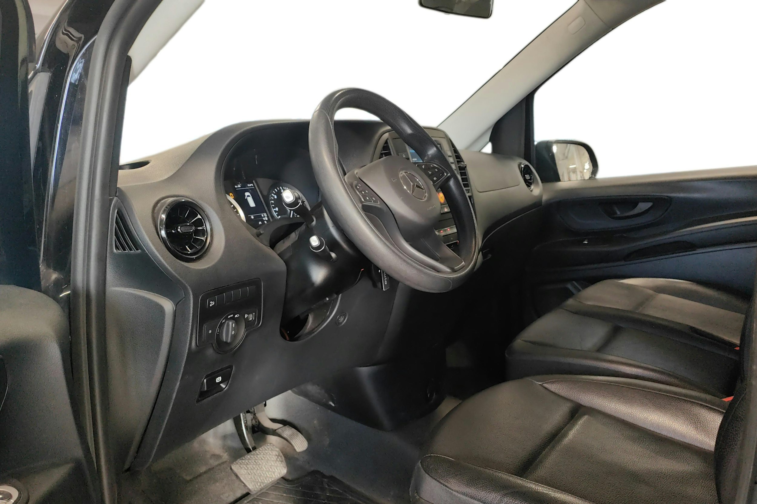 musta Mercedes-Benz Vito 2023 kuva 3.