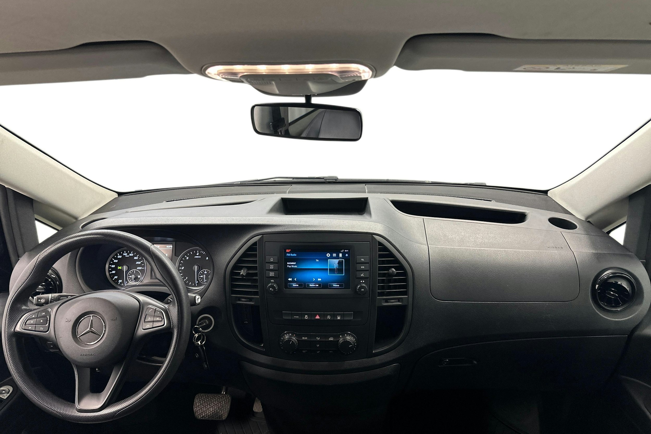 musta Mercedes-Benz Vito 2023 kuva 7.