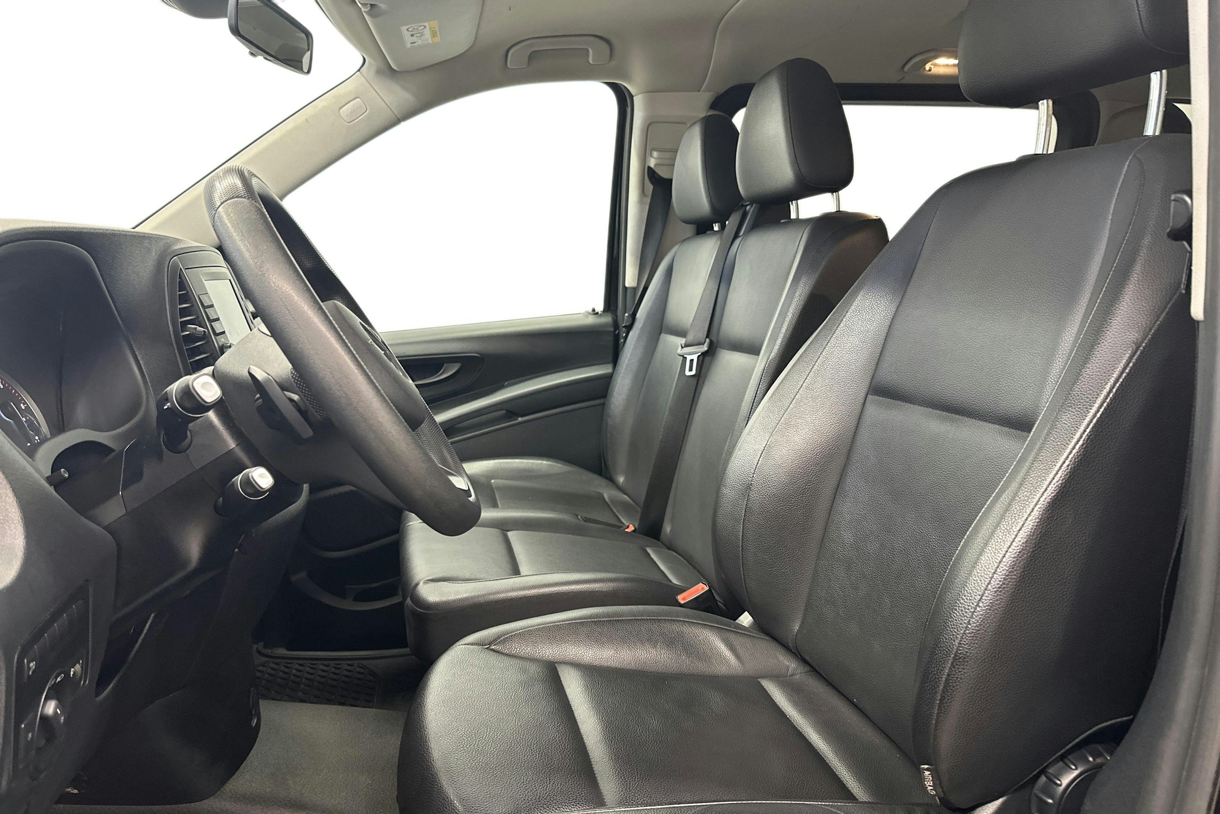 musta Mercedes-Benz Vito 2023 kuva 8.