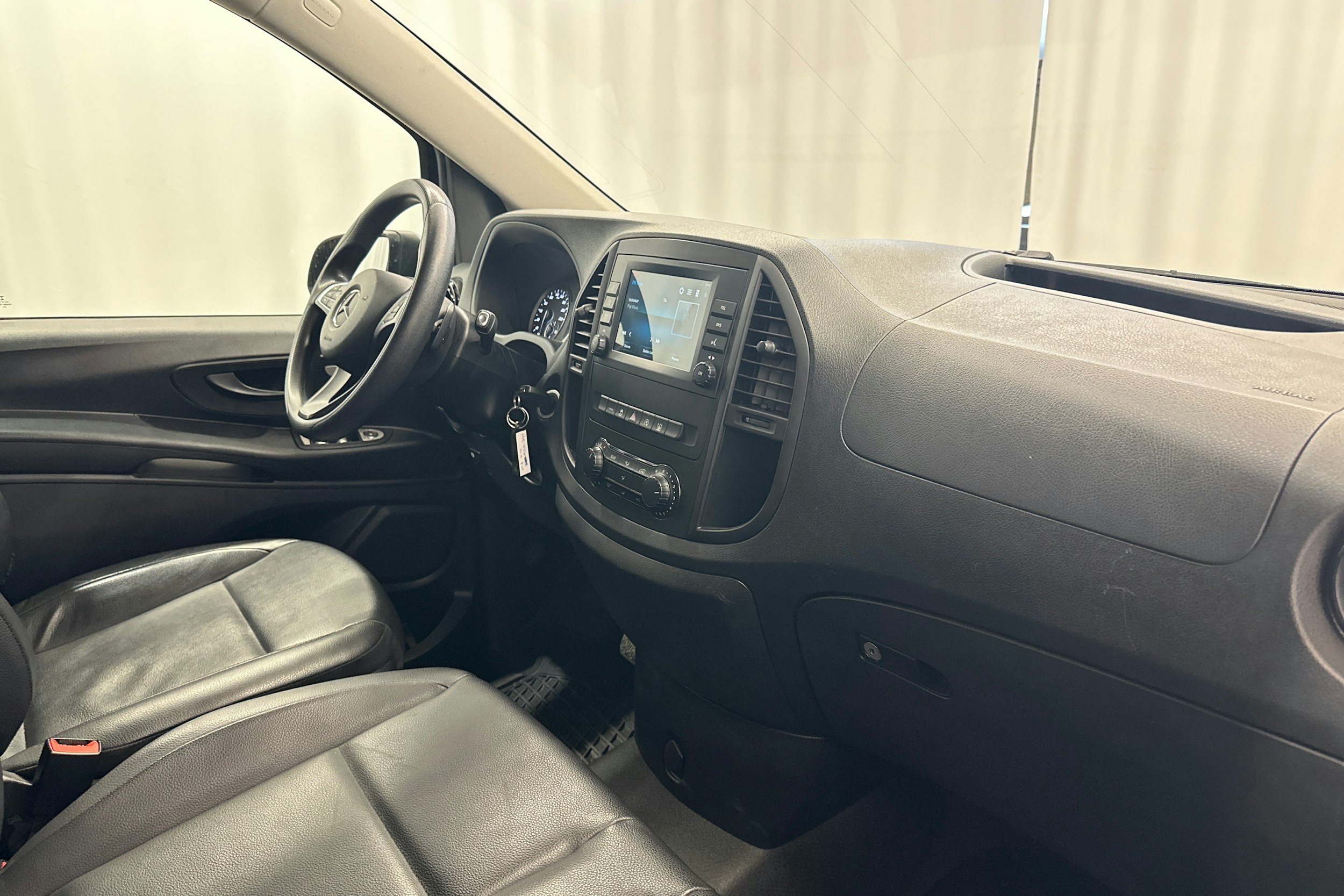 musta Mercedes-Benz Vito 2023 kuva 13.