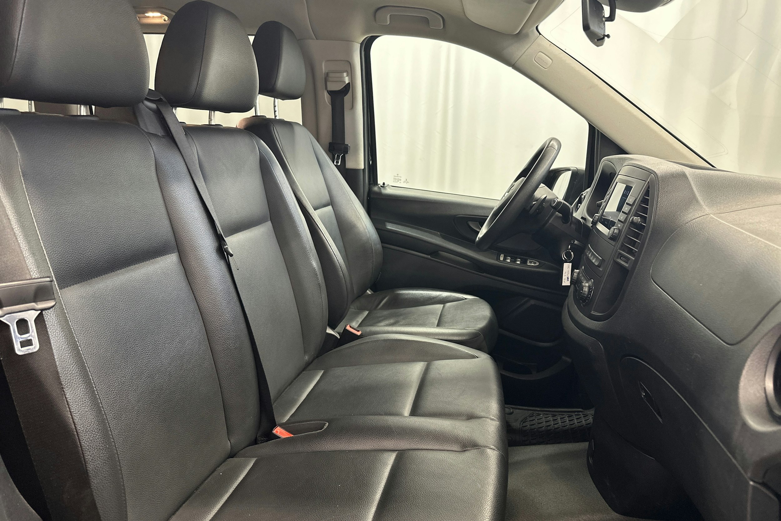 musta Mercedes-Benz Vito 2023 kuva 14.