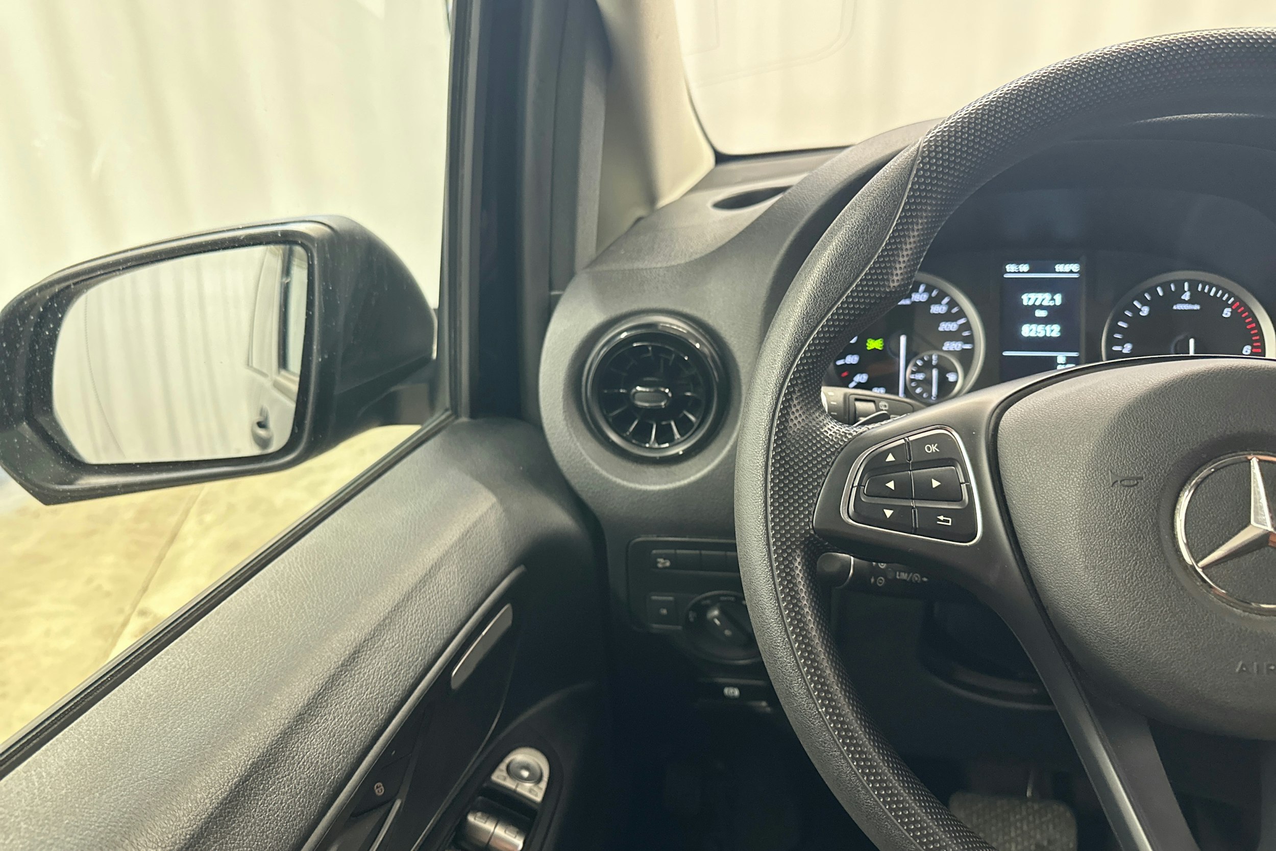 musta Mercedes-Benz Vito 2023 kuva 17.