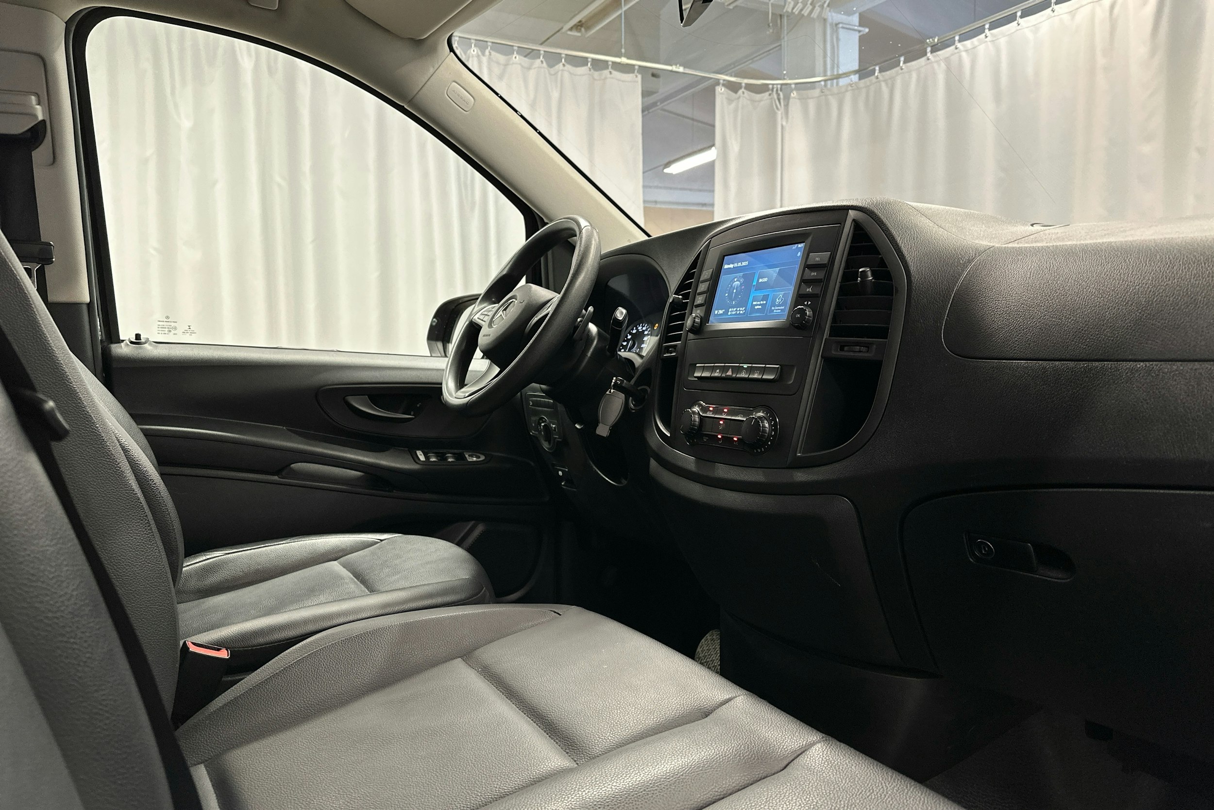 musta Mercedes-Benz Vito 2023 kuva 6.