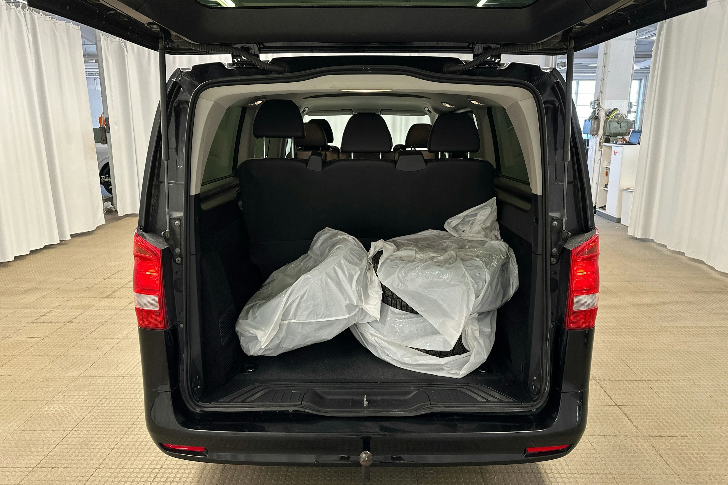 musta Mercedes-Benz Vito 2023 kuva 17.