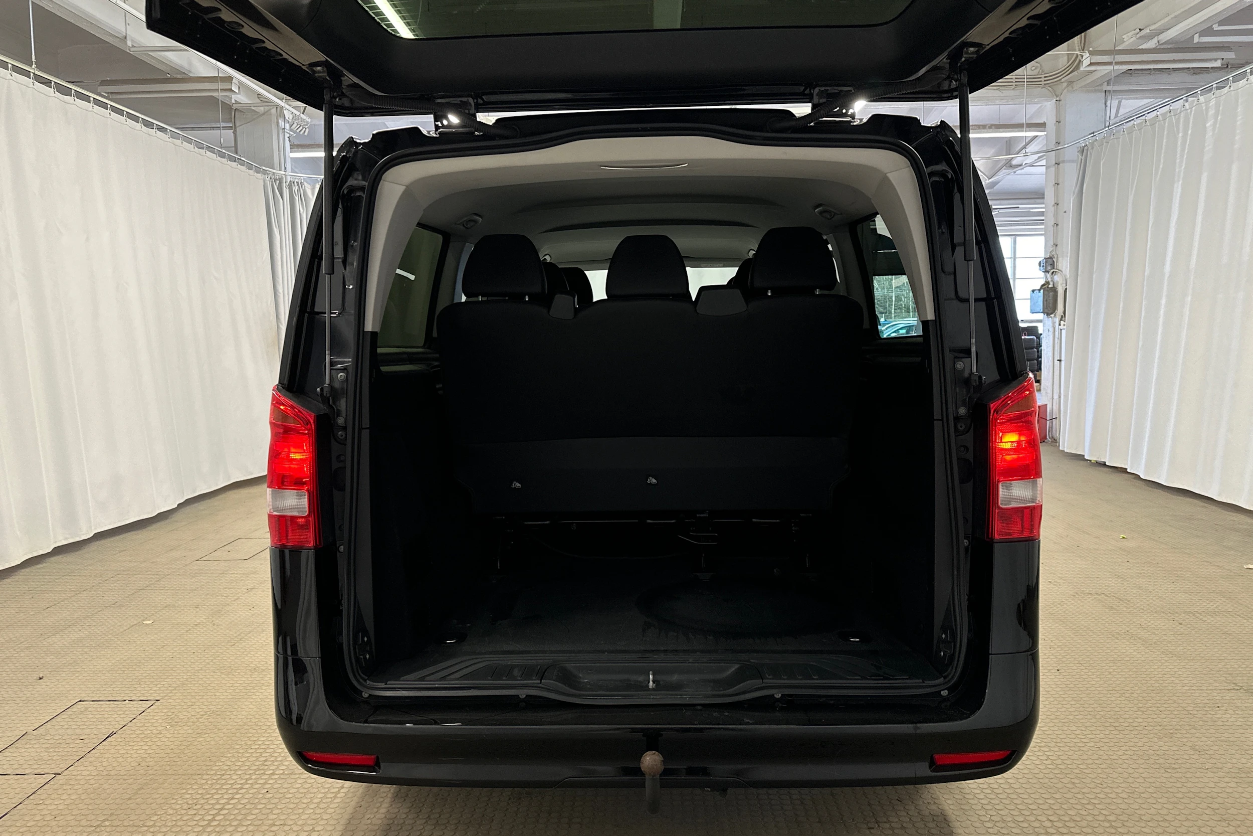 musta Mercedes-Benz Vito 2023 kuva 11.