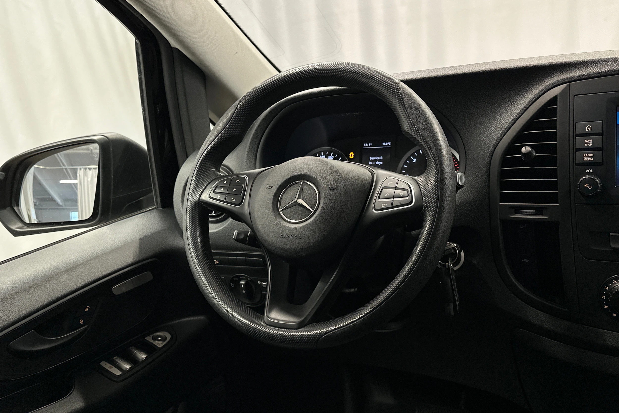 musta Mercedes-Benz Vito 2023 kuva 13.