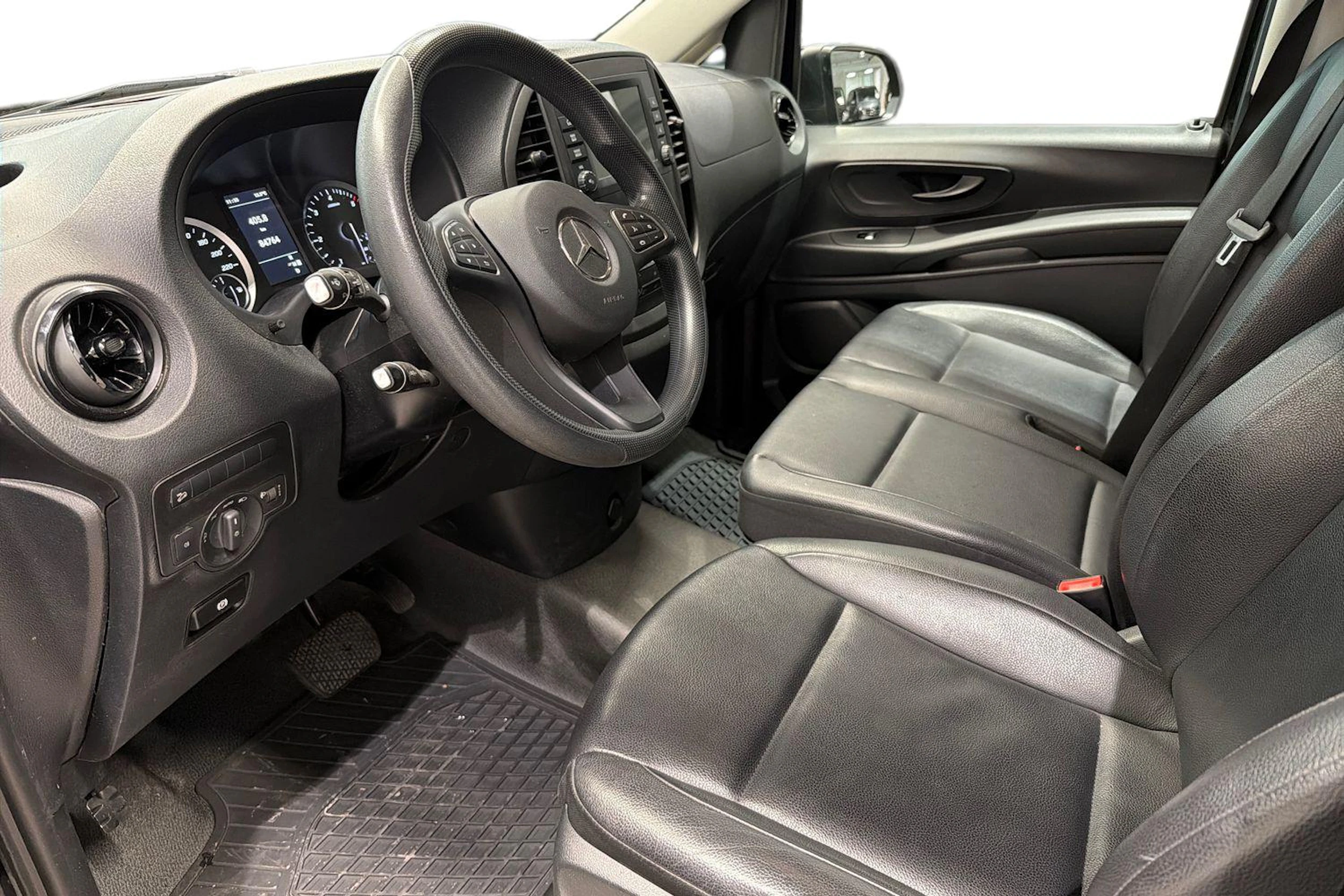 musta Mercedes-Benz Vito 2023 kuva 8.