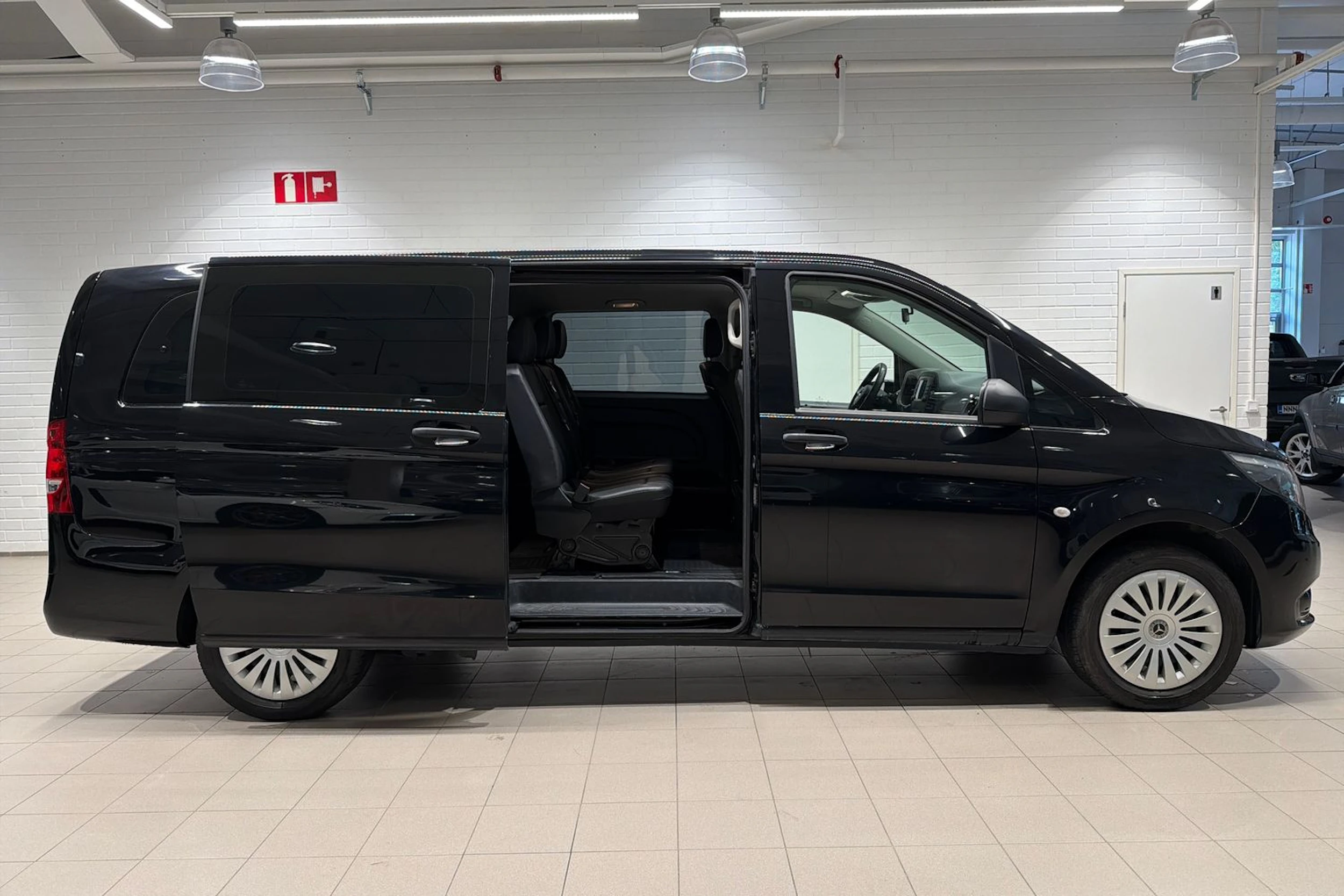 musta Mercedes-Benz Vito 2023 kuva 21.